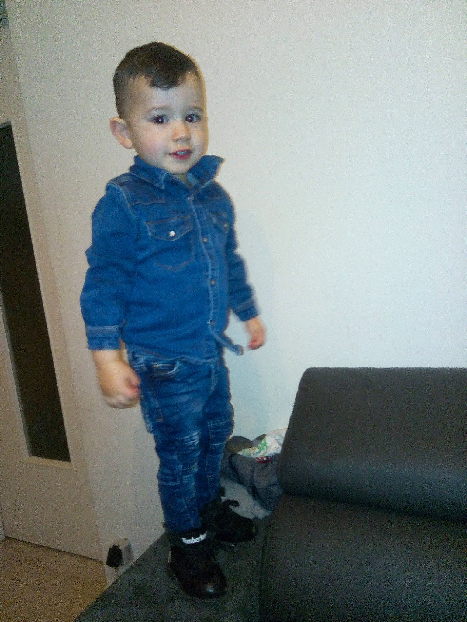 Kenzo a rejoint le concours — aidez-le/la à gagner de superbes lots ! blue, cheek, child, denim, electric_blue, jacket, jeans, leg, outerwear, person, shoe, shoulder, sitting, sleeve, standing, toddler, trousers