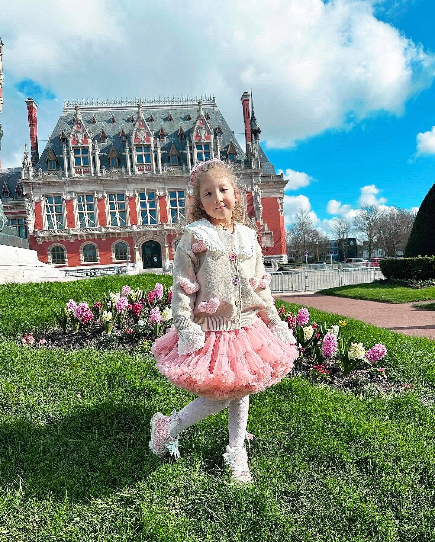 Maïlys a rejoint le concours — aidez-le/la à gagner de superbes lots ! botany, building, cloud, dress, flower, fun, grass, happy, house, lawn, leisure, people_in_nature, person, pink, plant, pole, public_space, recreation, sky, smile