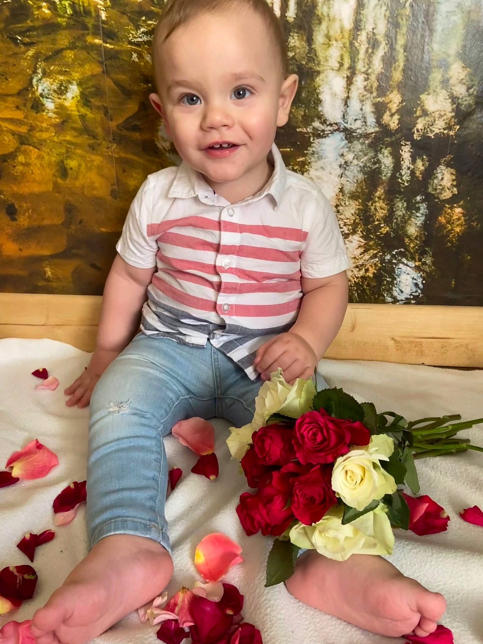 Cristian George participe au concours pour gagner de l'argent avec cette photo : baby_toddler_clothing, dress, flower, flower_arranging, hand, happy, head, hybrid_tea_rose, joy, organ, person, petal, photograph, pink, plant, red, shorts, skin, sleeve, smile