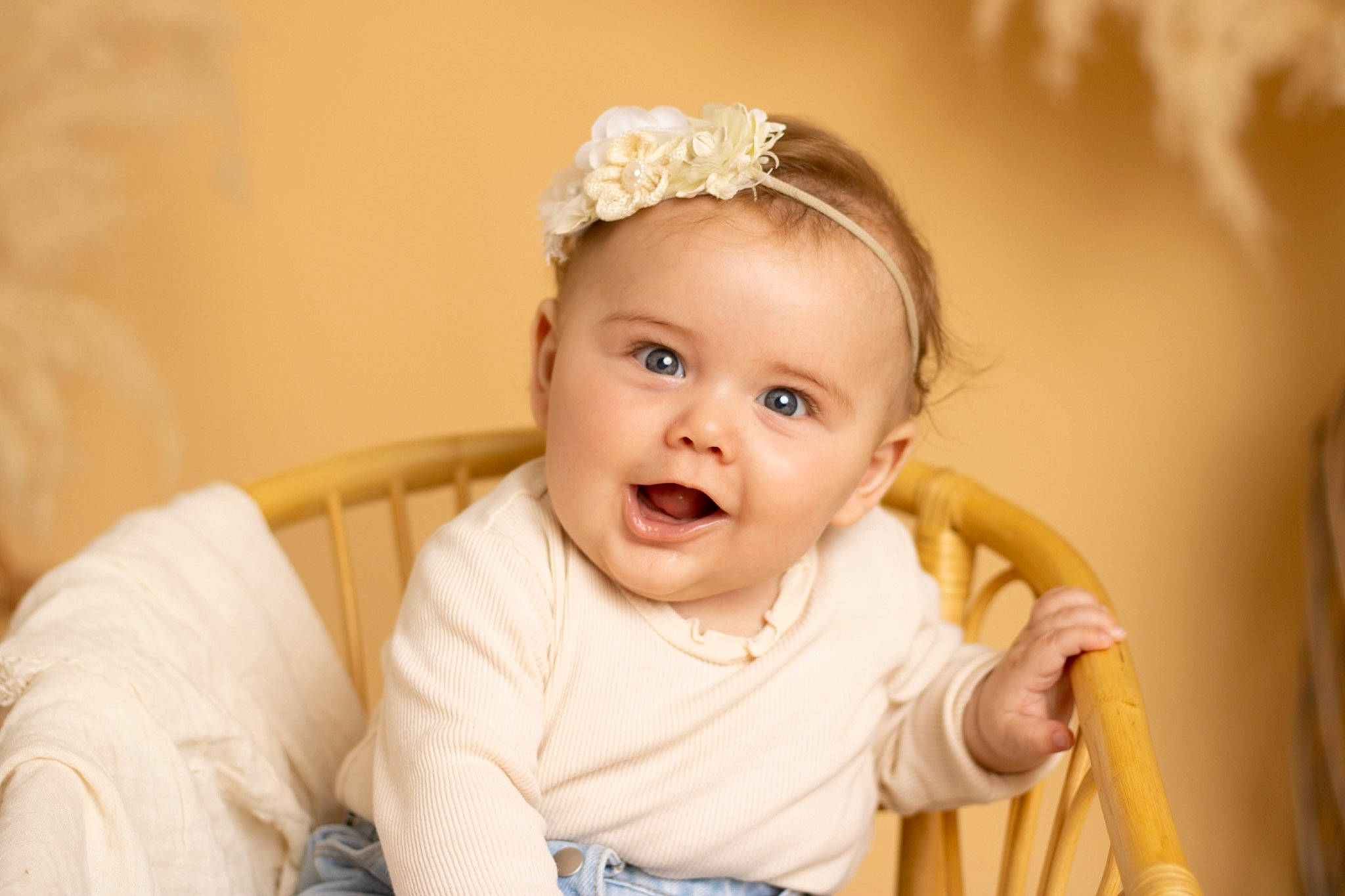 Giulia participe au concours pour gagner de l'argent avec cette photo : baby, baby_toddler_clothing, blond, cheek, child, clothing, dress, embellishment, eyelash, face, flash_photography, happy, headband, headpiece, iris, jewellery, person, skin, sleeve, smile