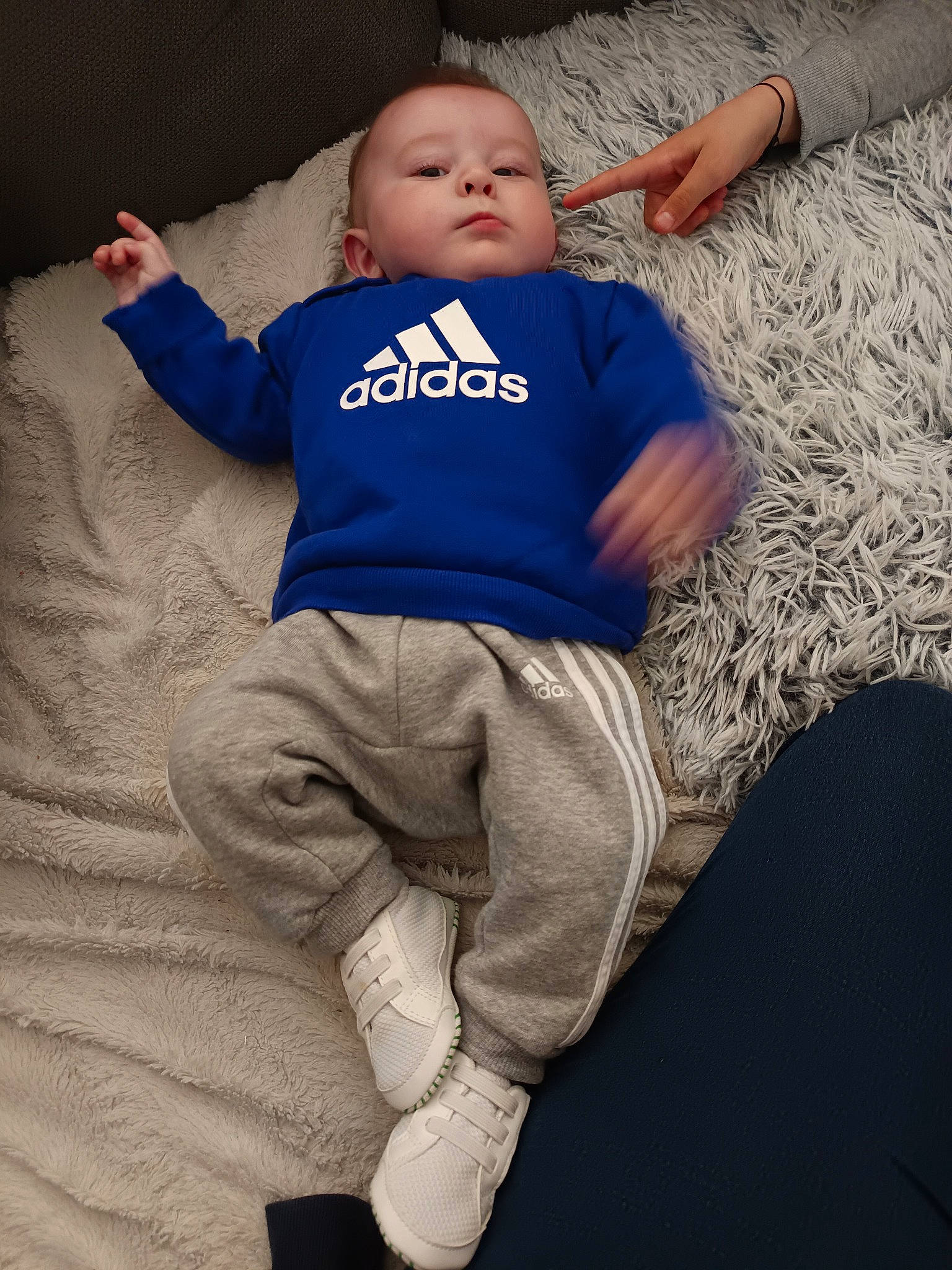 Reïgo participe au concours pour gagner de l'argent avec cette photo : baby, baby_toddler_clothing, comfort, cool, denim, elbow, electric_blue, flash_photography, fun, gesture, grey, happy, head, linens, pattern, person, sitting, sleeve, t_shirt, thigh