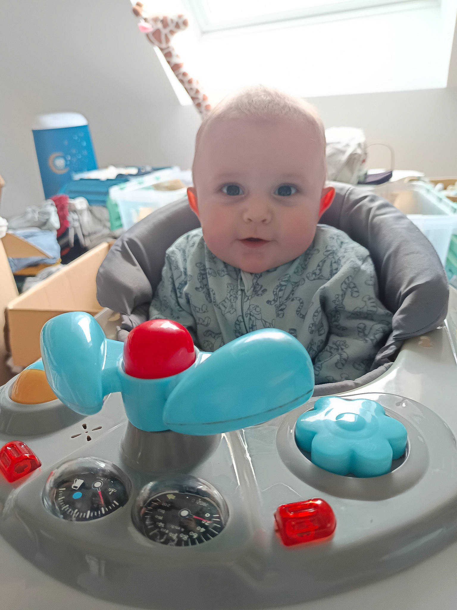 Reïgo a rejoint le concours — aidez-le/la à gagner de superbes lots ! baby, baby_playing_with_toys, baby_products, baby_toddler_clothing, baby_toys, chair, child, desk, fun, gadget, input_device, party, person, plastic, play, room, sitting, smile, table, toddler