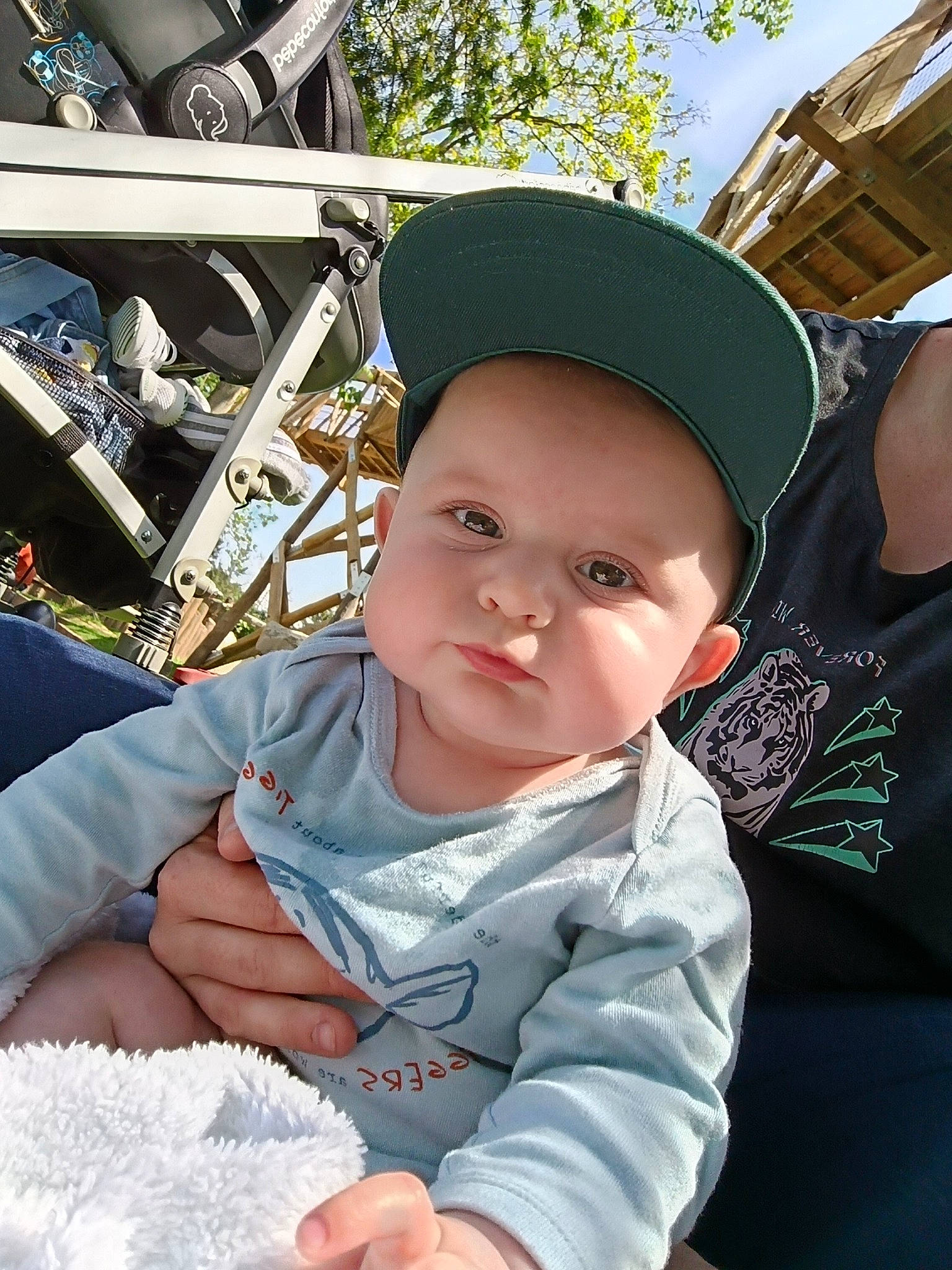 Reïgo a rejoint le concours — aidez-le/la à gagner de superbes lots ! baby, baby_toddler_clothing, baseball_cap, cap, child, cool, fashion_accessory, fun, grass, happy, hat, headgear, headwear, leisure, person, recreation, sitting, sun_hat, t_shirt, toddler