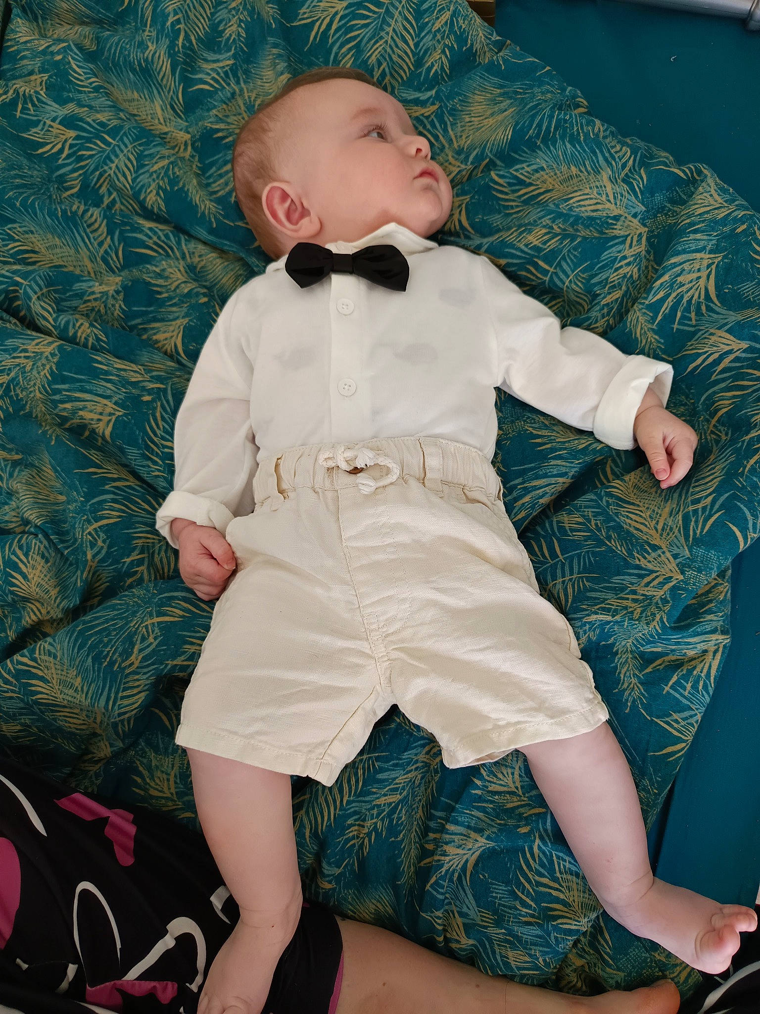 Reïgo participe au concours pour gagner de l'argent avec cette photo : baby, baby_toddler_clothing, child, comfort, eye, face, fashion_design, foot, head, human_leg, knee, leg, linens, pattern, person, pink, sitting, skin, sleeve, thigh