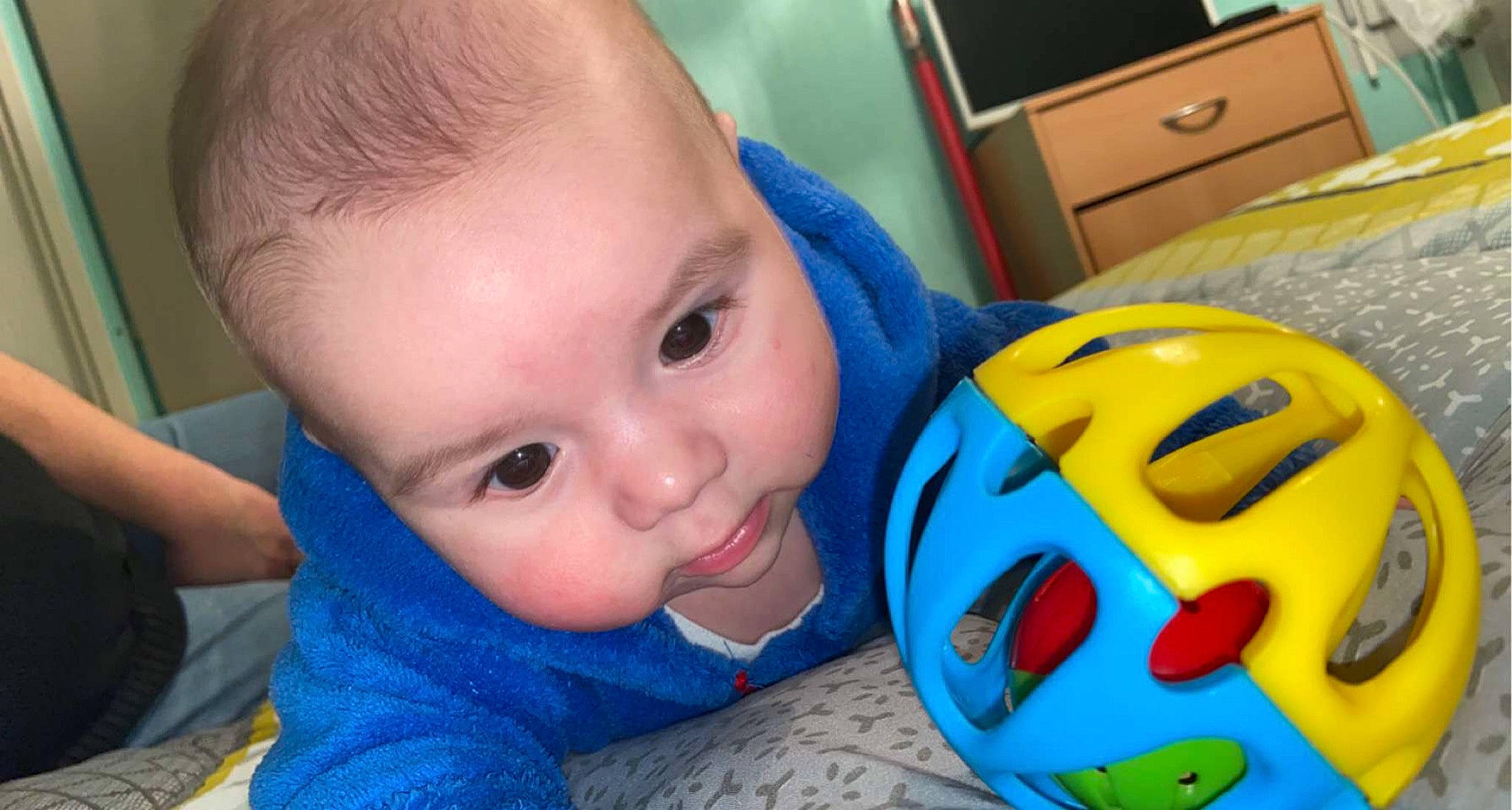 Aaron a rejoint le concours — aidez-le/la à gagner de superbes lots ! baby, baby_toddler_clothing, cabinetry, cheek, eyebrow, facial_expression, finger, forehead, hairstyle, happy, head, iris, mammal, mouth, nose, person, photograph, skin, smile, toddler