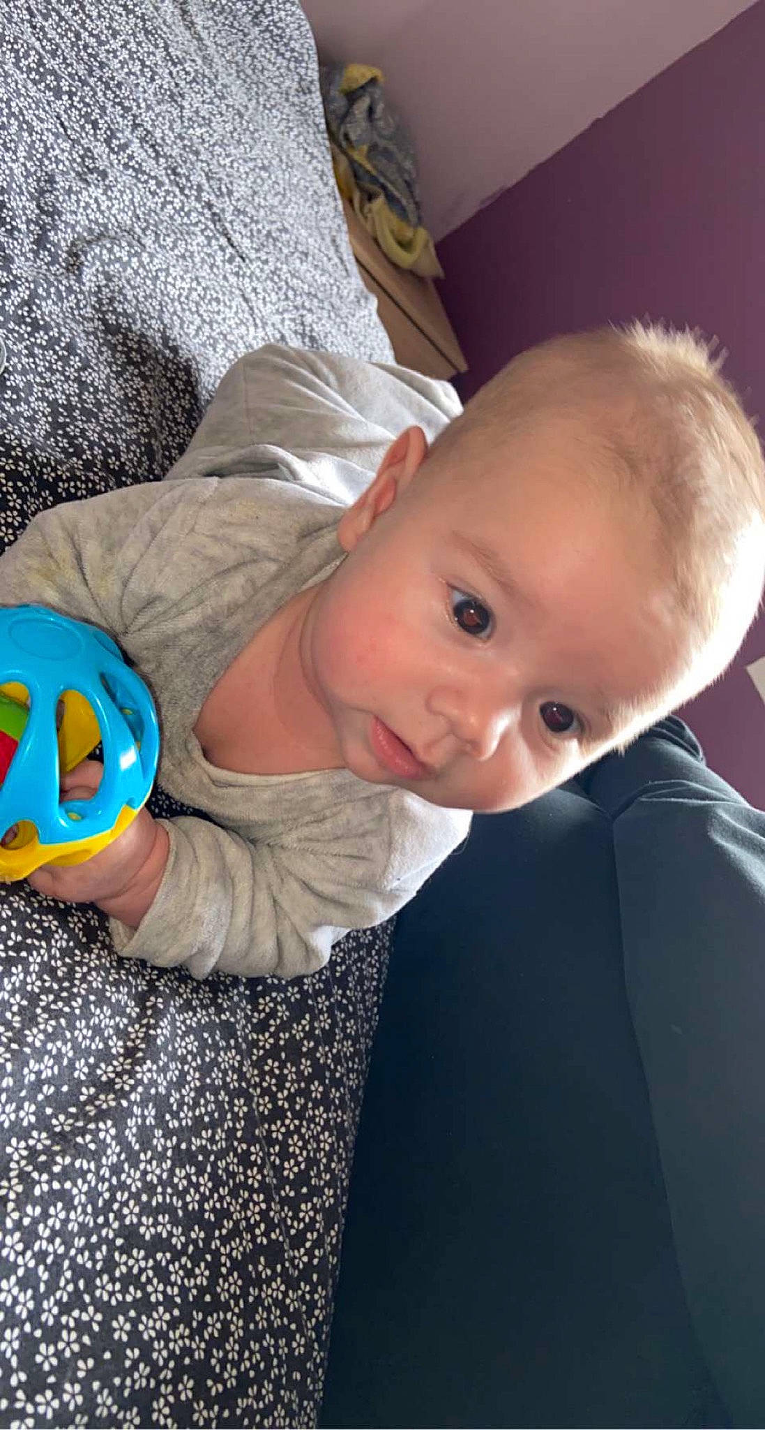 Aaron a rejoint le concours — aidez-le/la à gagner de superbes lots ! baby, baby_products, baby_toddler_clothing, baby_toys, cheek, child, comfort, ear, linens, person, toddler, toy