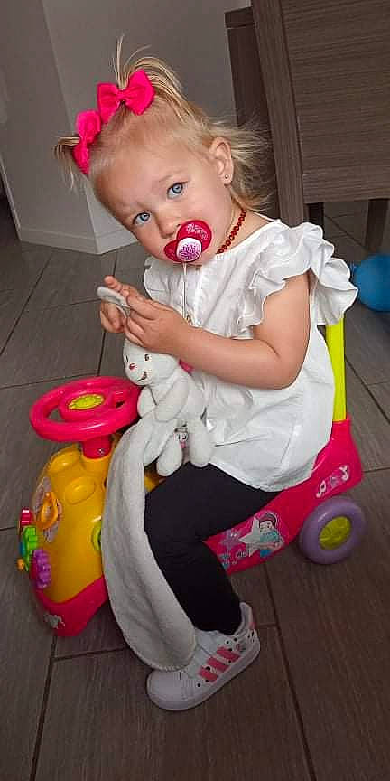 Luna a rejoint le concours — aidez-le/la à gagner de superbes lots ! baby, baby_products, baby_toddler_clothing, cheek, child, eye, eyelash, flooring, fun, happy, iris, magenta, party, person, pink, product, room, sitting, skin, sock