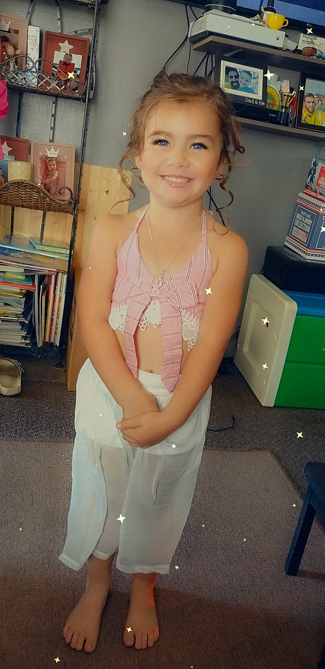 Remington is registered to the contest to win money with this photo: abdomen, beauty, chest, elbow, eye, face, flooring, fun, happy, head, joint, joy, knee, long_hair, neck, person, shoulder, skin, smile, thigh