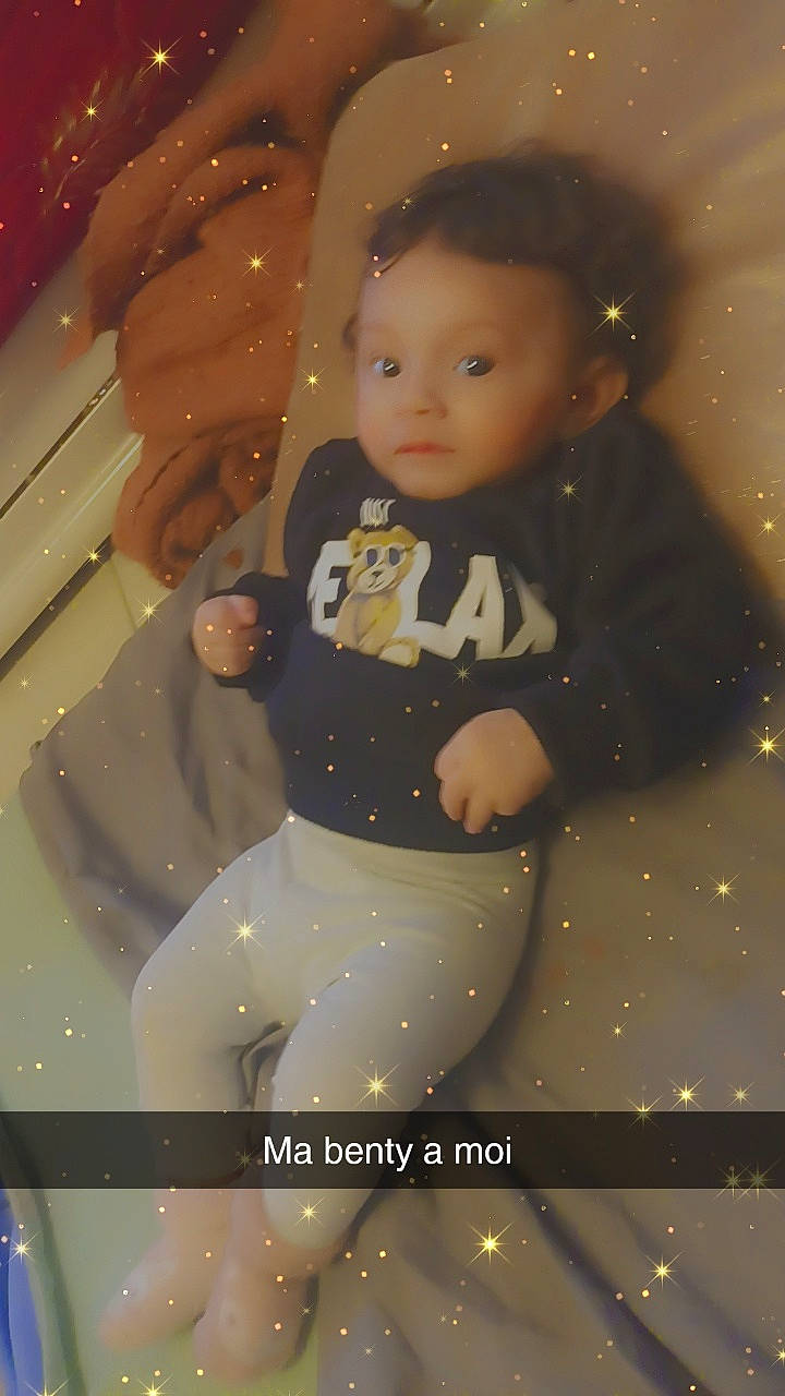 Moinaecha participe au concours pour gagner de l'argent avec cette photo : abdomen, arm, brown_hair, cheek, doll, fashion_design, hair, happy, head, human_body, human_leg, long_hair, pattern, person, sleeve, standing, thigh, toy, vintage_clothing, waist