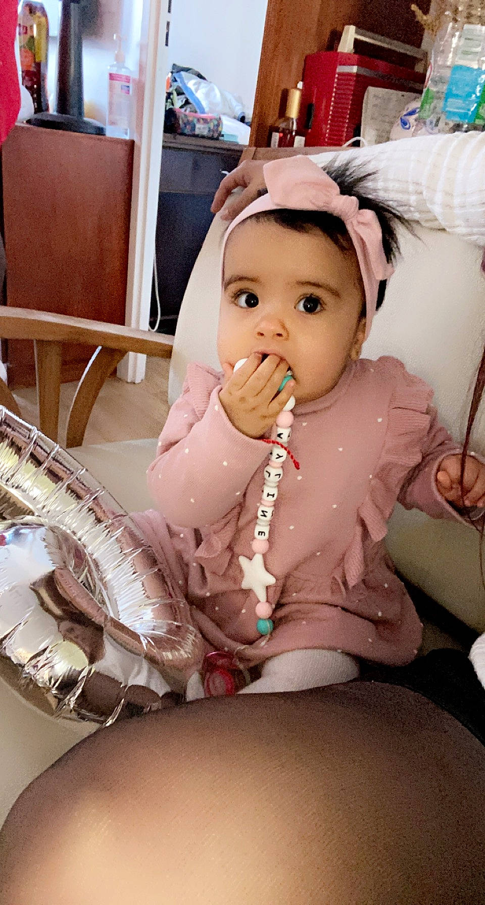 Ayline a rejoint le concours — aidez-le/la à gagner de superbes lots ! baby, baby_products, baby_toddler_clothing, chair, cheek, child, comfort, event, eyelash, fashion_accessory, fun, happy, headwear, jewellery, leisure, mammal, person, pink, sitting, skin