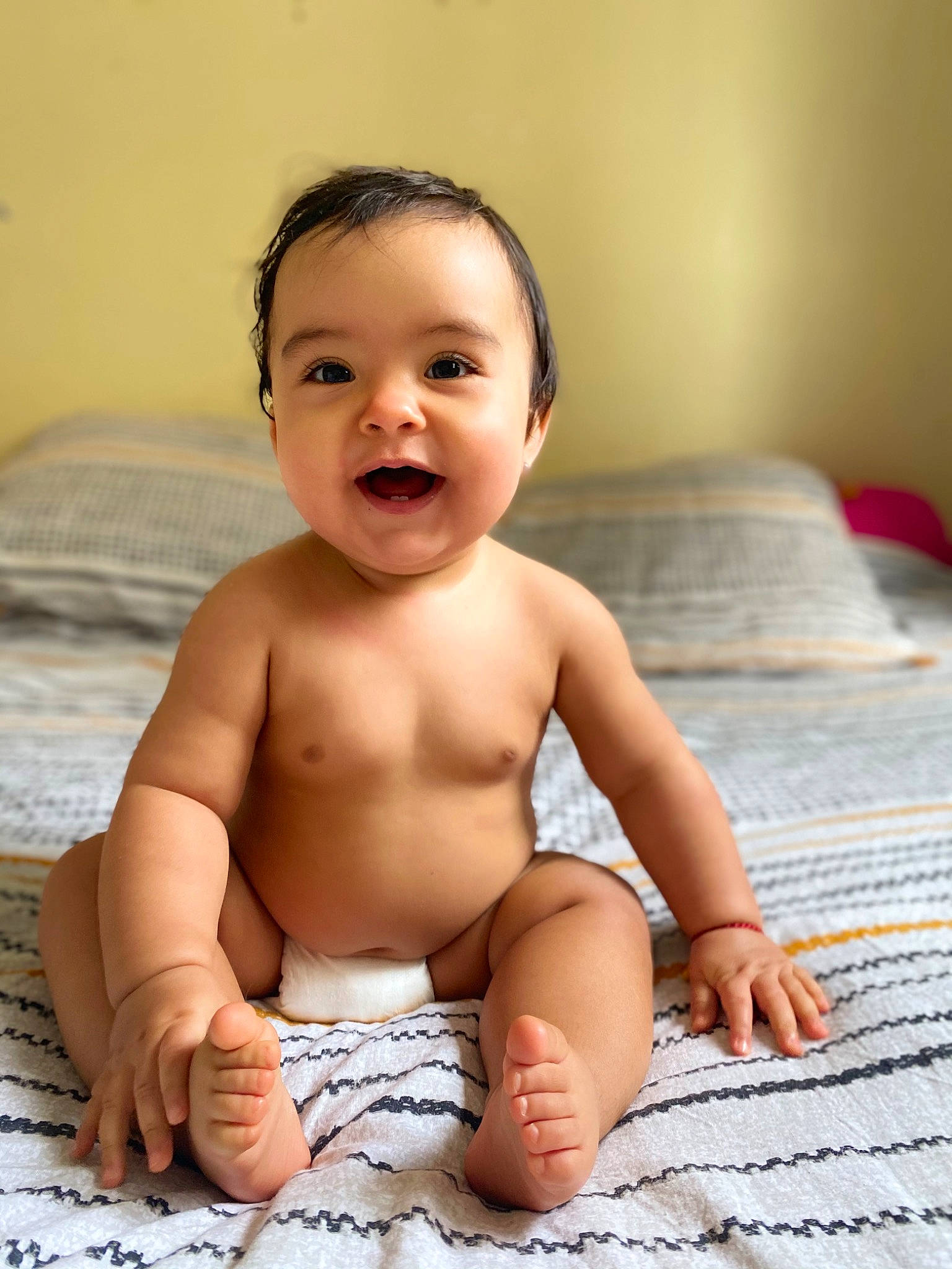 Ayline participe au concours pour gagner de l'argent avec cette photo : baby, baby_toddler_clothing, cheek, comfort, eye, finger, flash_photography, hair, hairstyle, happy, human_body, iris, lip, mouth, nose, person, shoulder, skin, smile, stomach