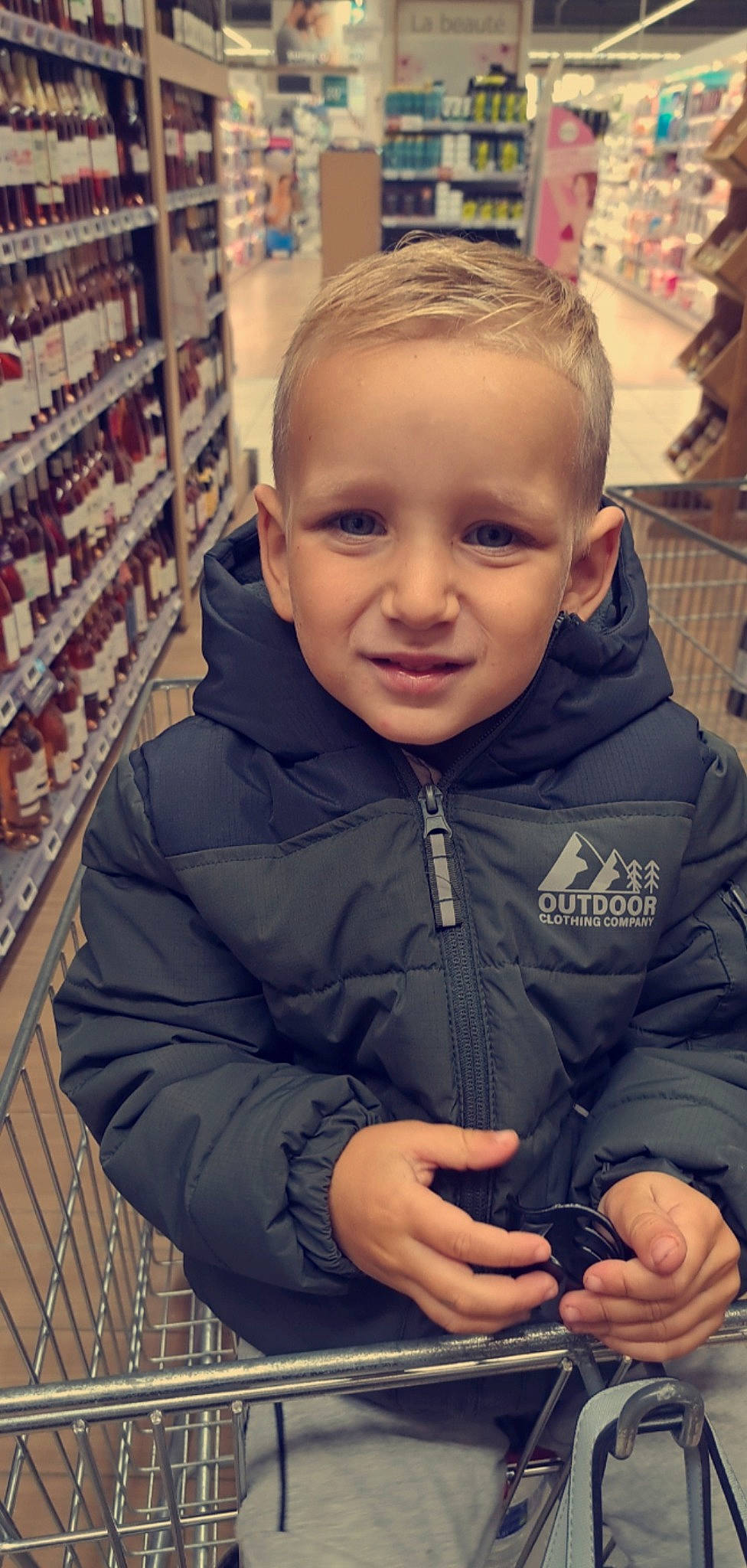 Diego a rejoint le concours — aidez-le/la à gagner de superbes lots ! cheek, cool, face, fashion, finger, gesture, hairstyle, hand, happy, head, jacket, mouth, outerwear, person, product, shelf, skin, sleeve, smile, standing