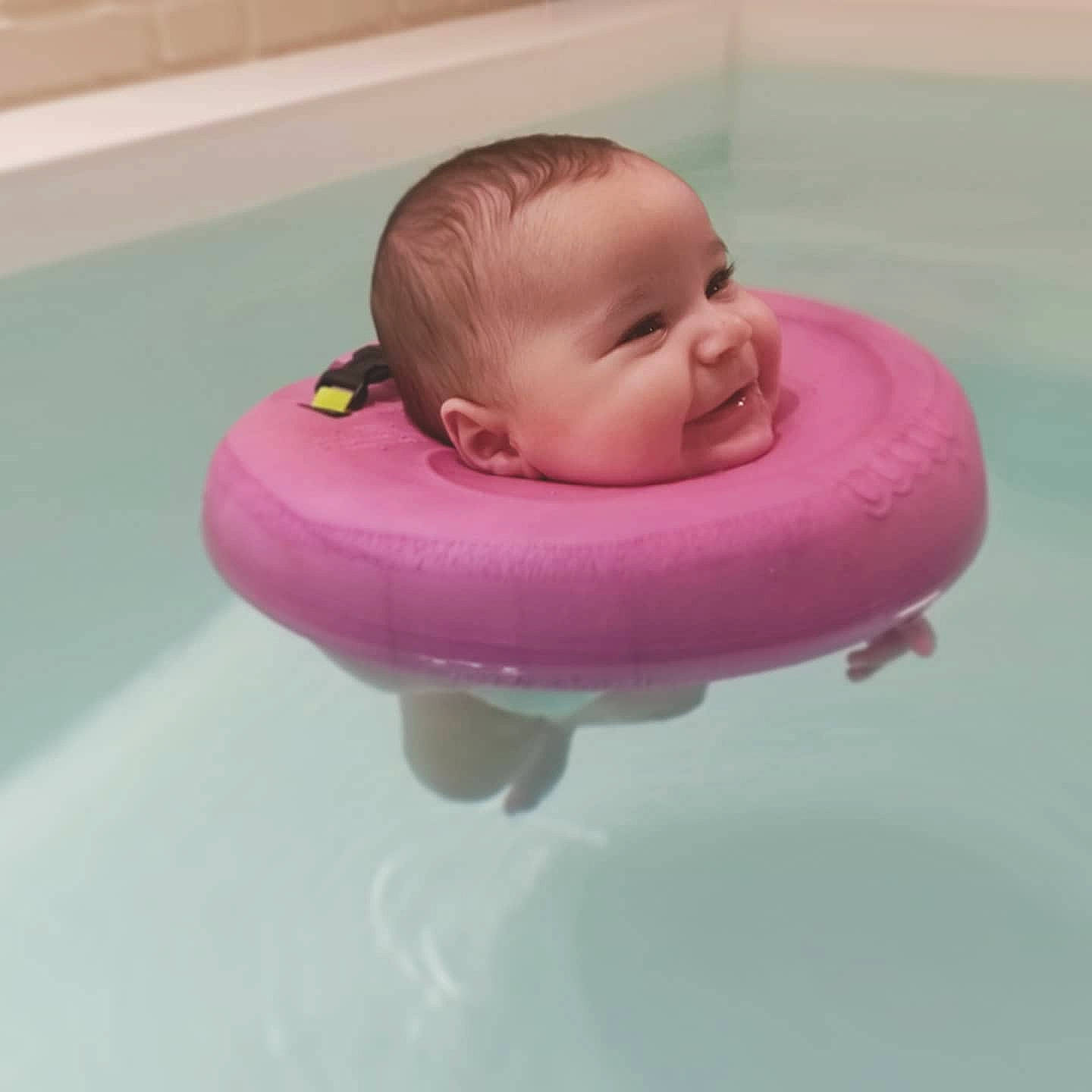 Manoé a rejoint le concours — aidez-le/la à gagner de superbes lots ! baby, baby_bathing, baby_float, baby_products, baby_toddler_clothing, bathing, child, comfort, fluid, fun, happy, leisure, liquid, person, pink, play, recreation, smile, swimming_pool, toddler