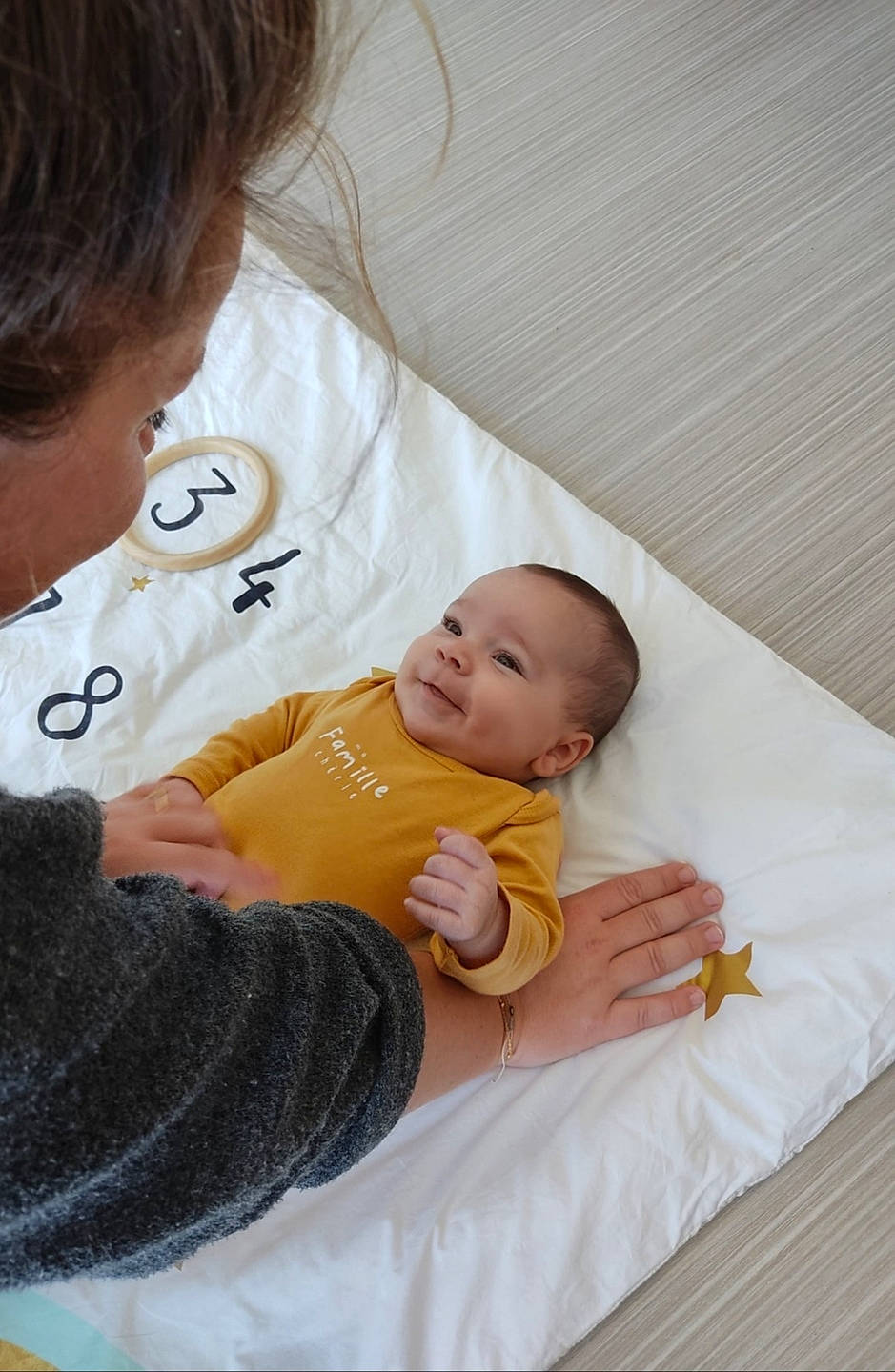 Manoé participe au concours pour gagner de l'argent avec cette photo : abdomen, arm, baby, cheek, child, comfort, eye, facial_expression, finger, gesture, hair, human_body, joint, mouth, person, sitting, skin, stomach, toddler, trunk