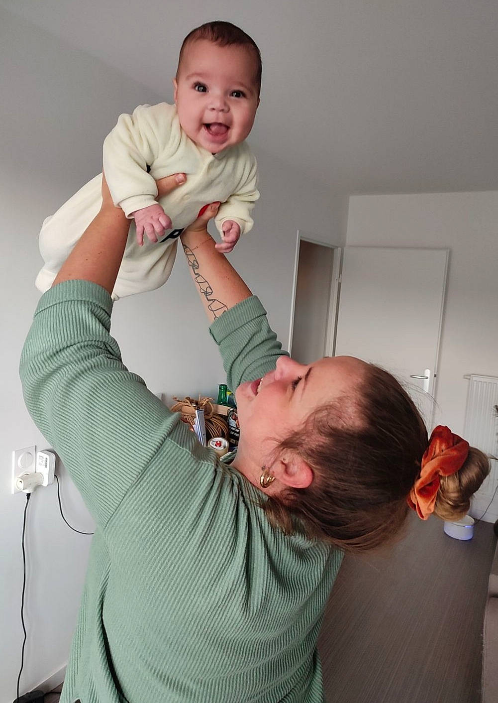 Manoé a rejoint le concours — aidez-le/la à gagner de superbes lots ! abdomen, baby, comfort, ear, elbow, finger, flash_photography, fun, gesture, happy, joint, mouth, neck, person, shoulder, sleeve, smile, stomach, t_shirt, toddler