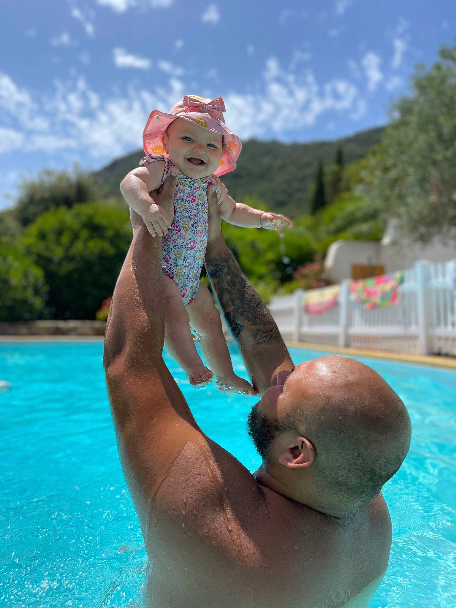 Hayley a rejoint le concours — aidez-le/la à gagner de superbes lots ! arm, barechested, barefoot, chest, cloud, event, fun, gesture, happy, hat, headwear, leisure, person, pool, recreation, sky, swimming_pool, swimwear, thigh, tree