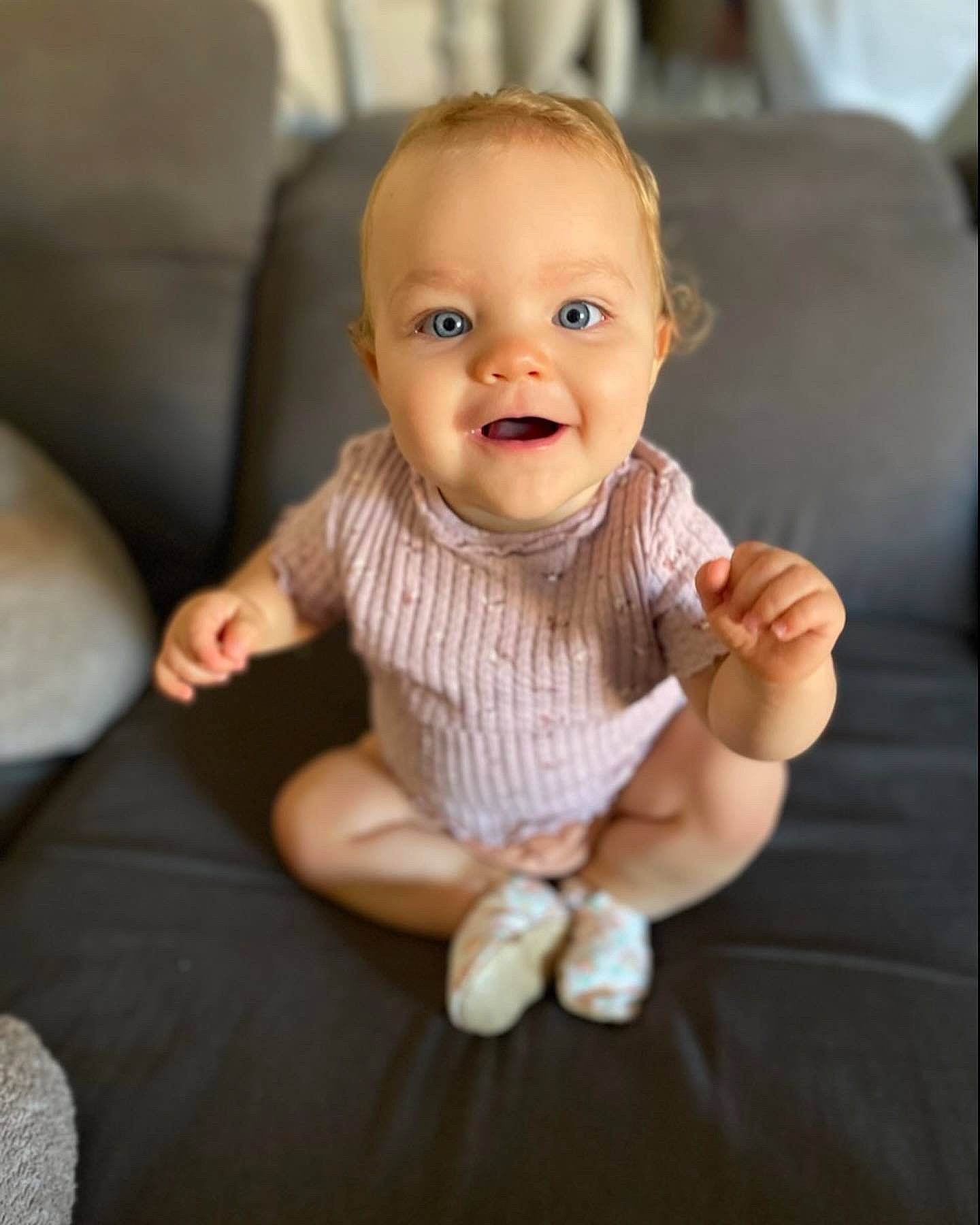 Hayley a rejoint le concours — aidez-le/la à gagner de superbes lots ! arm, baby, baby_toddler_clothing, cheek, child, comfort, couch, finger, flash_photography, flooring, gesture, hand, happy, person, sitting, skin, sleeve, smile, thumb, toddler