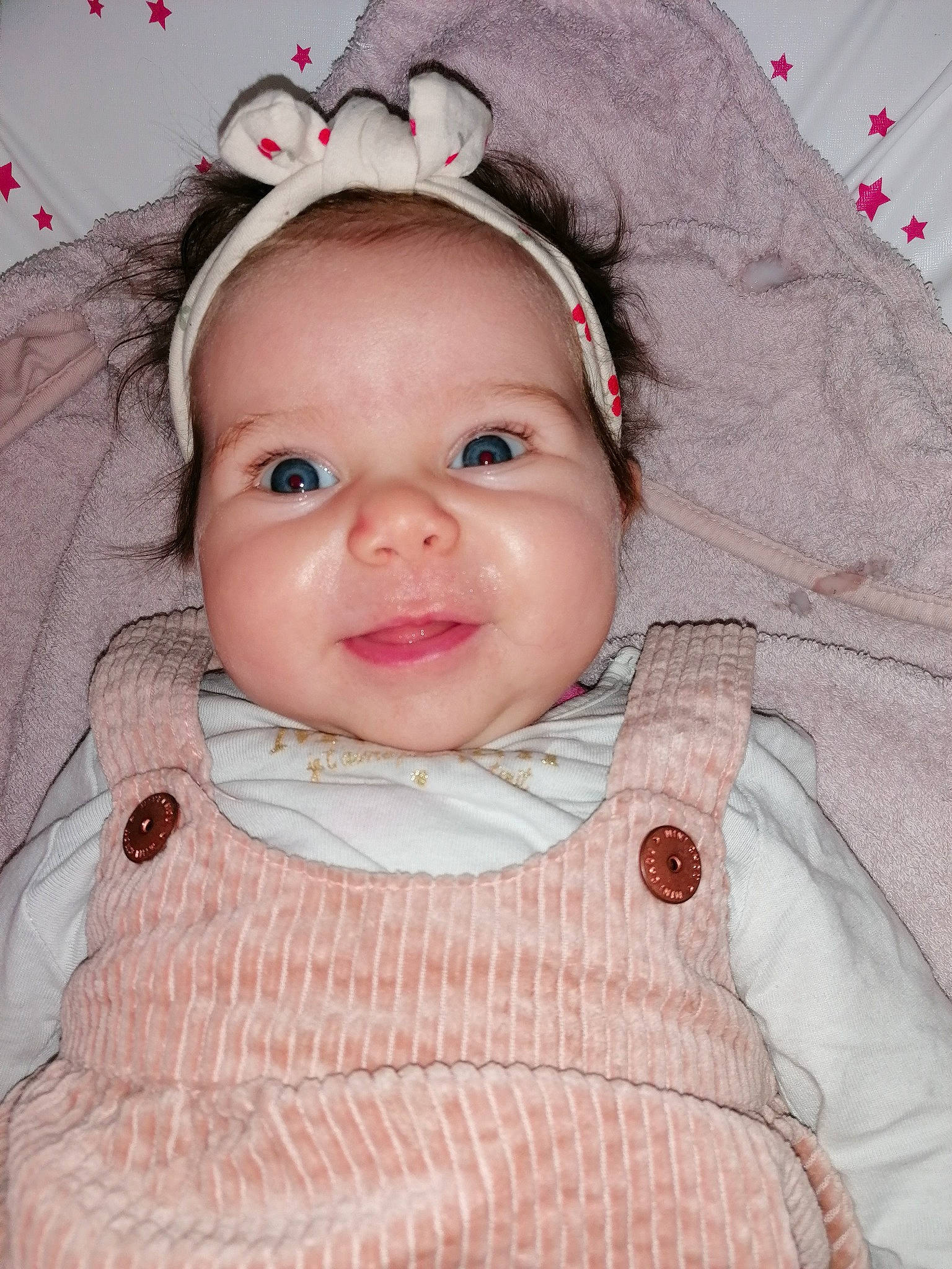 Emy participe au concours pour gagner de l'argent avec cette photo : baby, baby_toddler_clothing, cheek, collar, eye, eyelash, face, happy, headwear, human_body, iris, lip, neck, nose, outerwear, person, pink, skin, sleeve, smile
