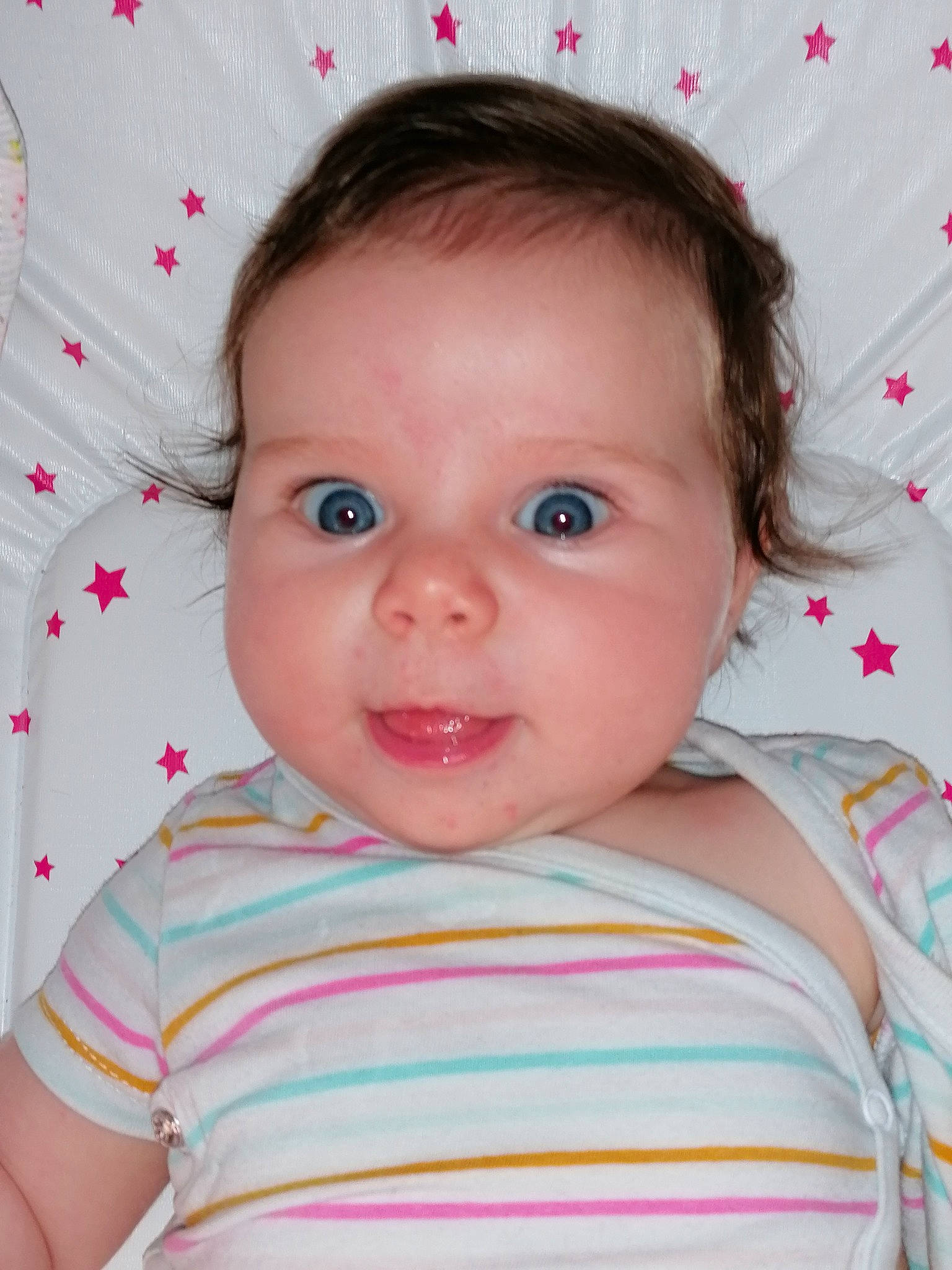 Emy a rejoint le concours — aidez-le/la à gagner de superbes lots ! baby_toddler_clothing, cheek, chin, eye, eyebrow, eyelash, face, facial_expression, hairstyle, happy, head, iris, lip, neck, nose, person, skin, sleeve, smile, textile