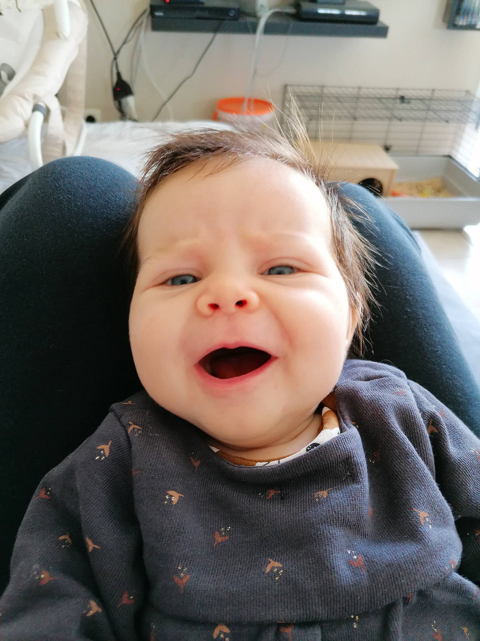 Emy participe au concours pour gagner de l'argent avec cette photo : baby, baby_laughing, baby_toddler_clothing, cheek, chin, comfort, eyebrow, face, fun, happy, iris, lip, mouth, nose, person, skin, sleeve, smile, toddler, tongue