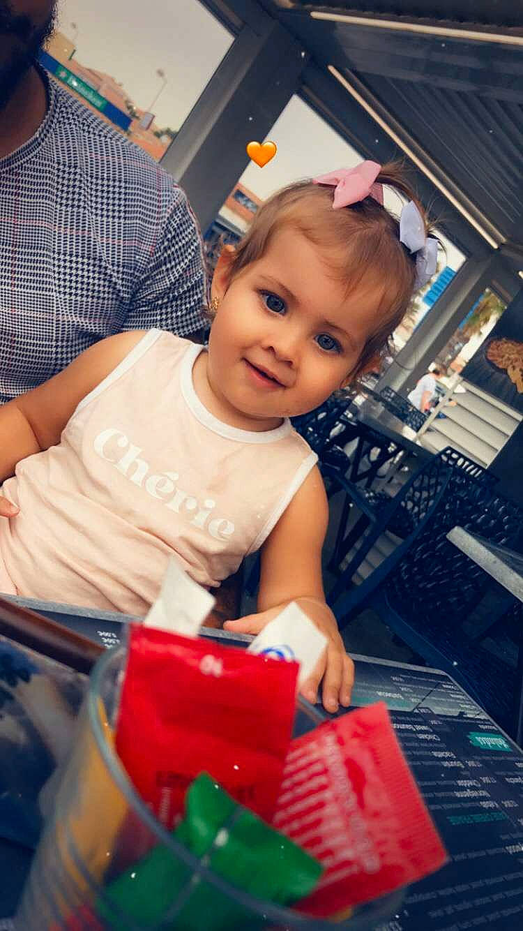 Tenessy participe au concours pour gagner de l'argent avec cette photo : baby, baby_products, baby_toddler_clothing, child, electric_blue, event, eyewear, flooring, fun, happy, holiday, joy, leisure, person, play, product, recreation, sitting, smile, t_shirt