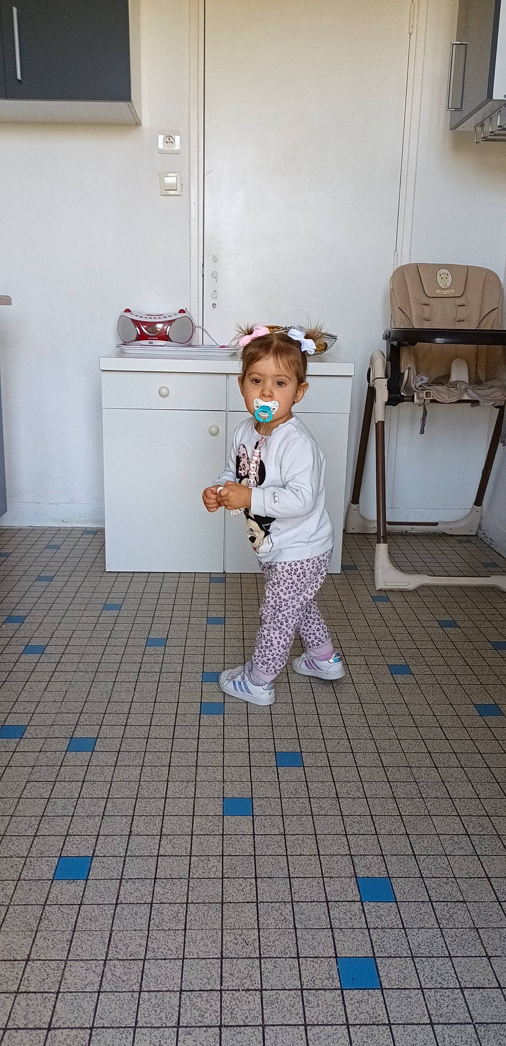 Tenessy participe au concours pour gagner de l'argent avec cette photo : baby_toddler_clothing, child, cleanliness, costume, door, fashion_design, floor, flooring, gas, hardwood, household_supply, machine, pattern, person, product, room, sandal, standing, sweatpant, toddler