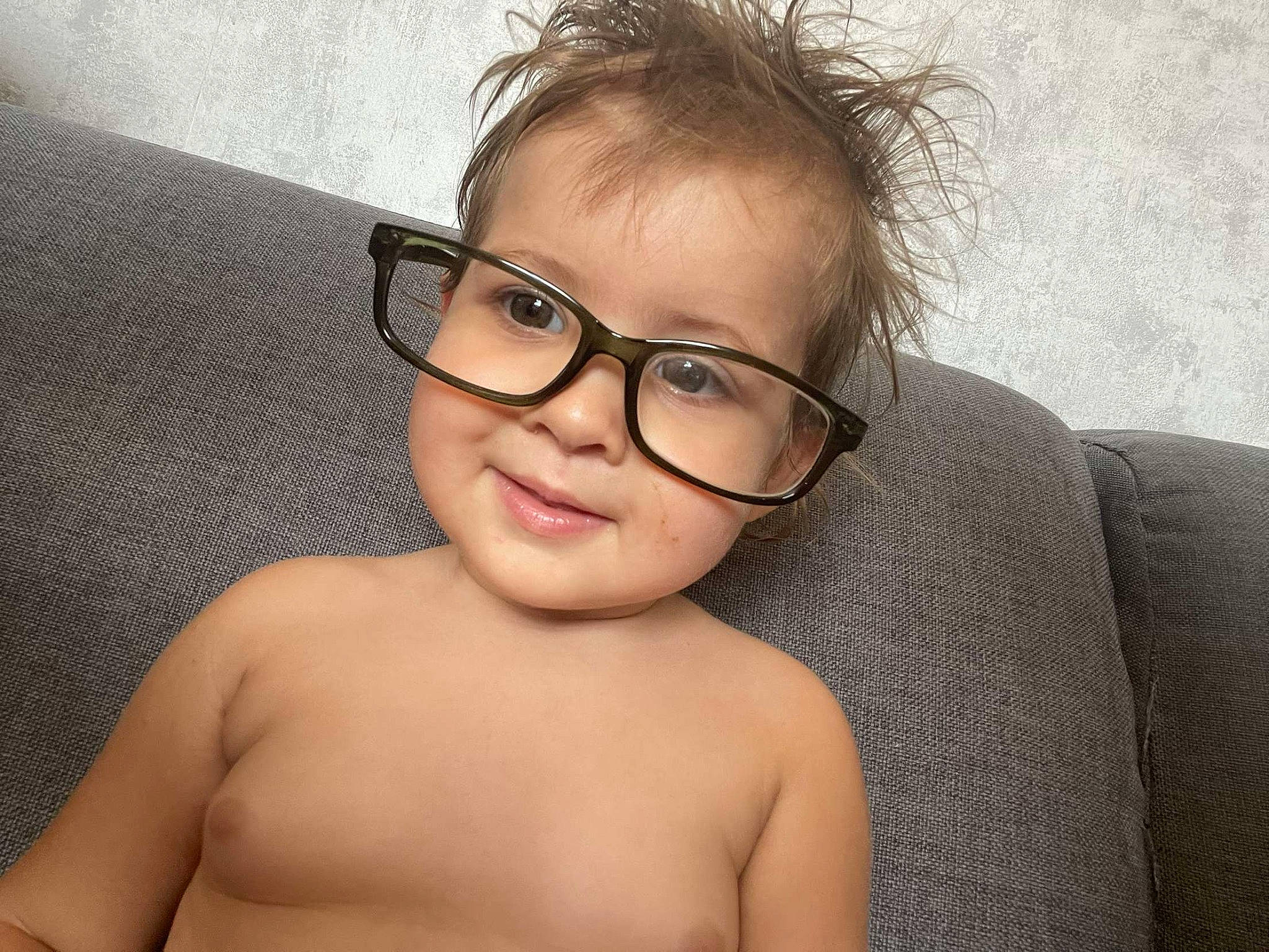 Tenessy participe au concours pour gagner de l'argent avec cette photo : arm, cheek, chin, ear, eye, eyebrow, eyelash, flash_photography, forehead, glasses, hand, head, jaw, lip, mouth, neck, nose, person, skin, smile