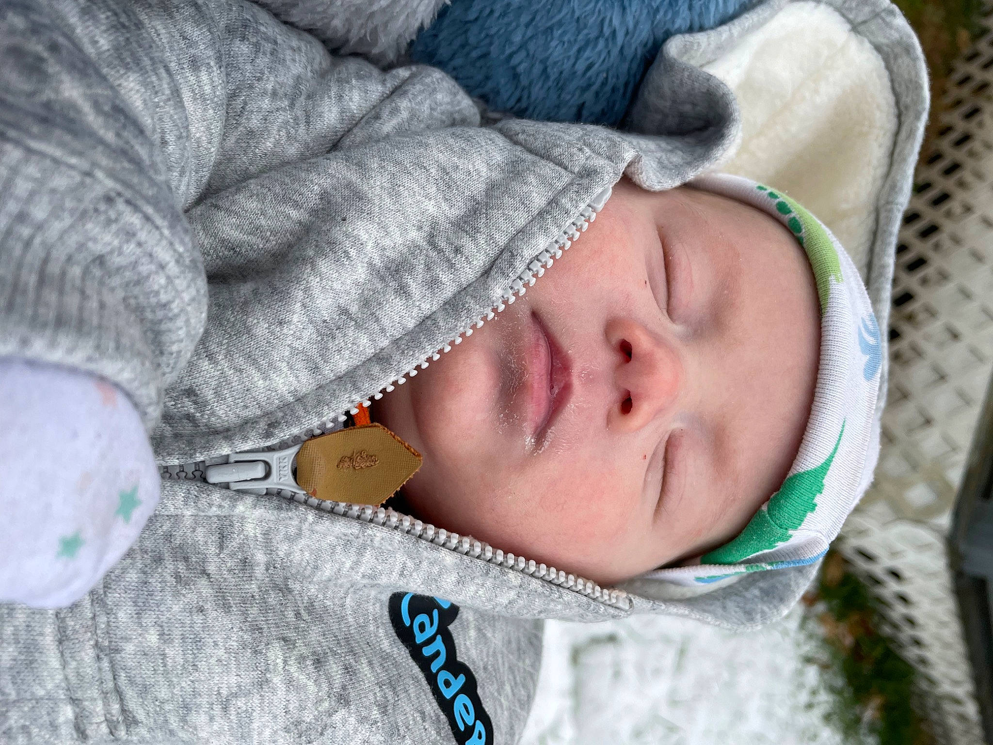 Zander is registered to the contest to win money with this photo: cheek, chin, comfort, cool, eye, eyebrow, eyelash, face, glasses, head, headgear, headwear, human_body, lip, mouth, neck, nose, person, product, skin