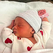 Clemence a rejoint le concours — aidez-le/la à gagner de superbes lots ! newborn, baby, sleeping, hat, knit_hat, white_blanket, red_hearts, infant, cute, peaceful, resting, sleepwear, bed, soft, portrait, closeup, child, healthcare, hospital, baby_wear