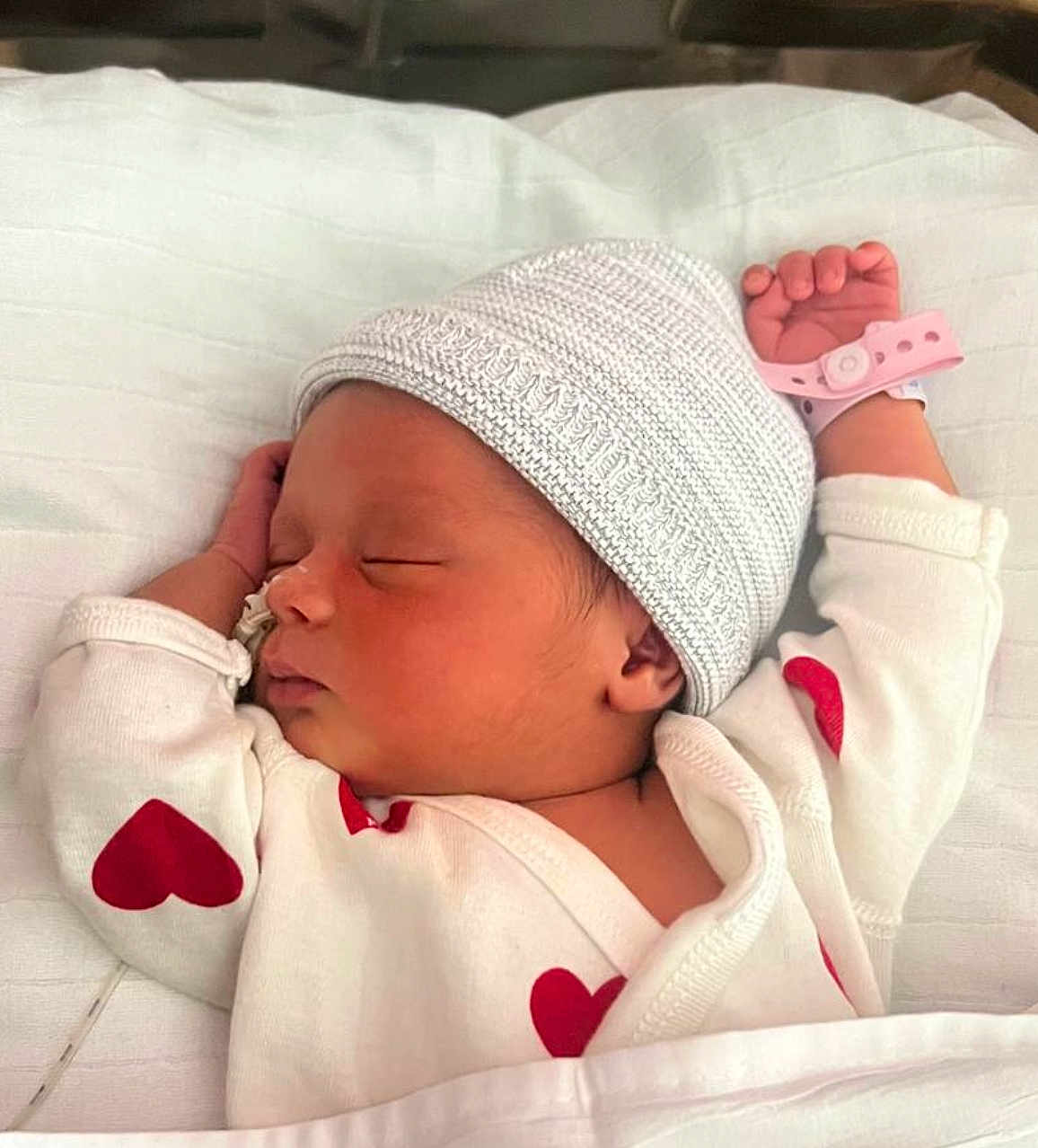 Clemence a rejoint le concours — aidez-le/la à gagner de superbes lots ! newborn, baby, sleeping, hat, knit_hat, white_blanket, red_hearts, infant, cute, peaceful, resting, sleepwear, bed, soft, portrait, closeup, child, healthcare, hospital, baby_wear