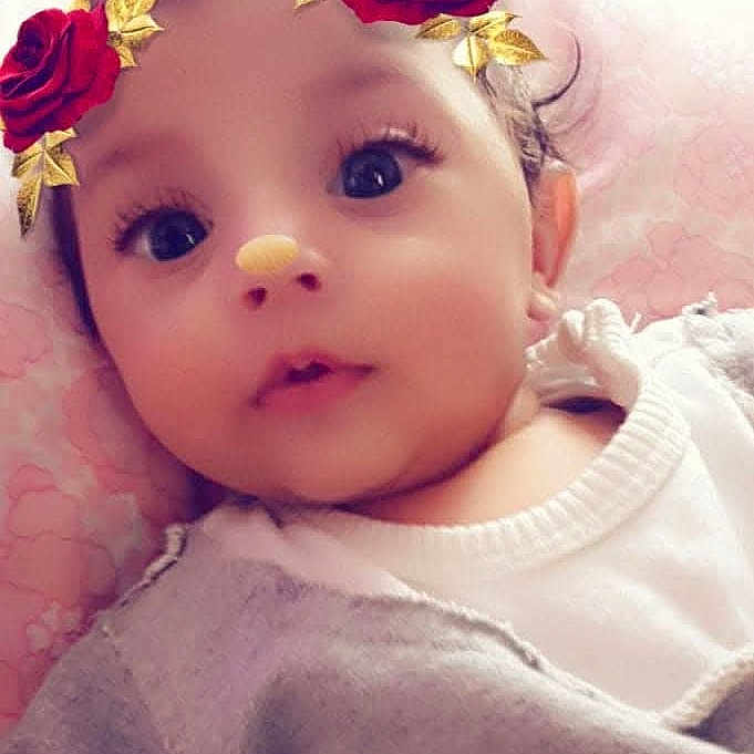 Selma participe au concours pour gagner de l'argent avec cette photo : baby, bokeh, child, closeup, clothing, cute, expression, eyes, face, filter, flower_crown, head, hearts, indoors, infant, portrait, rose, skin, sweater, young_child