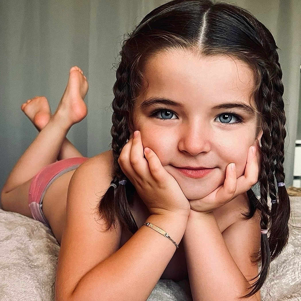 Amy a rejoint le concours — aidez-le/la à gagner de superbes lots ! accessories, bracelet, braid, child, dimples, face, female, girl, hair, happy, head, jewelry, person, smile