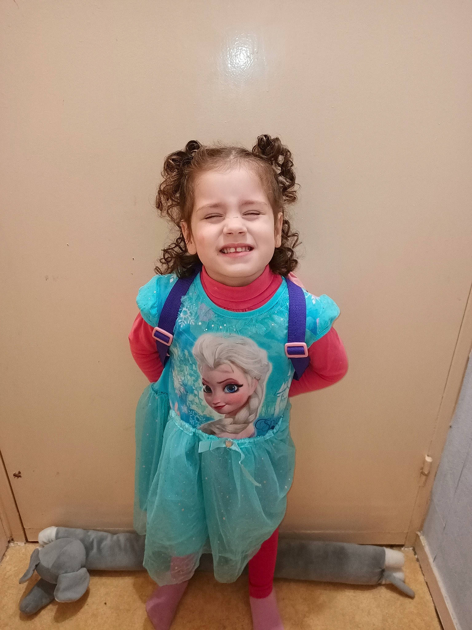 Safiya a rejoint le concours — aidez-le/la à gagner de superbes lots ! child, costume, fun, happy, joy, person, smile, standing, toddler, turquoise