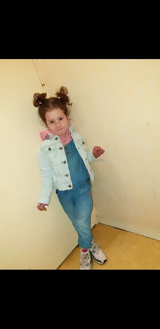 Safiya participe au concours pour gagner de l'argent avec cette photo : child, denim, jeans, leg, outerwear, person, shoe, shoulder, sleeve, standing, toddler, trousers