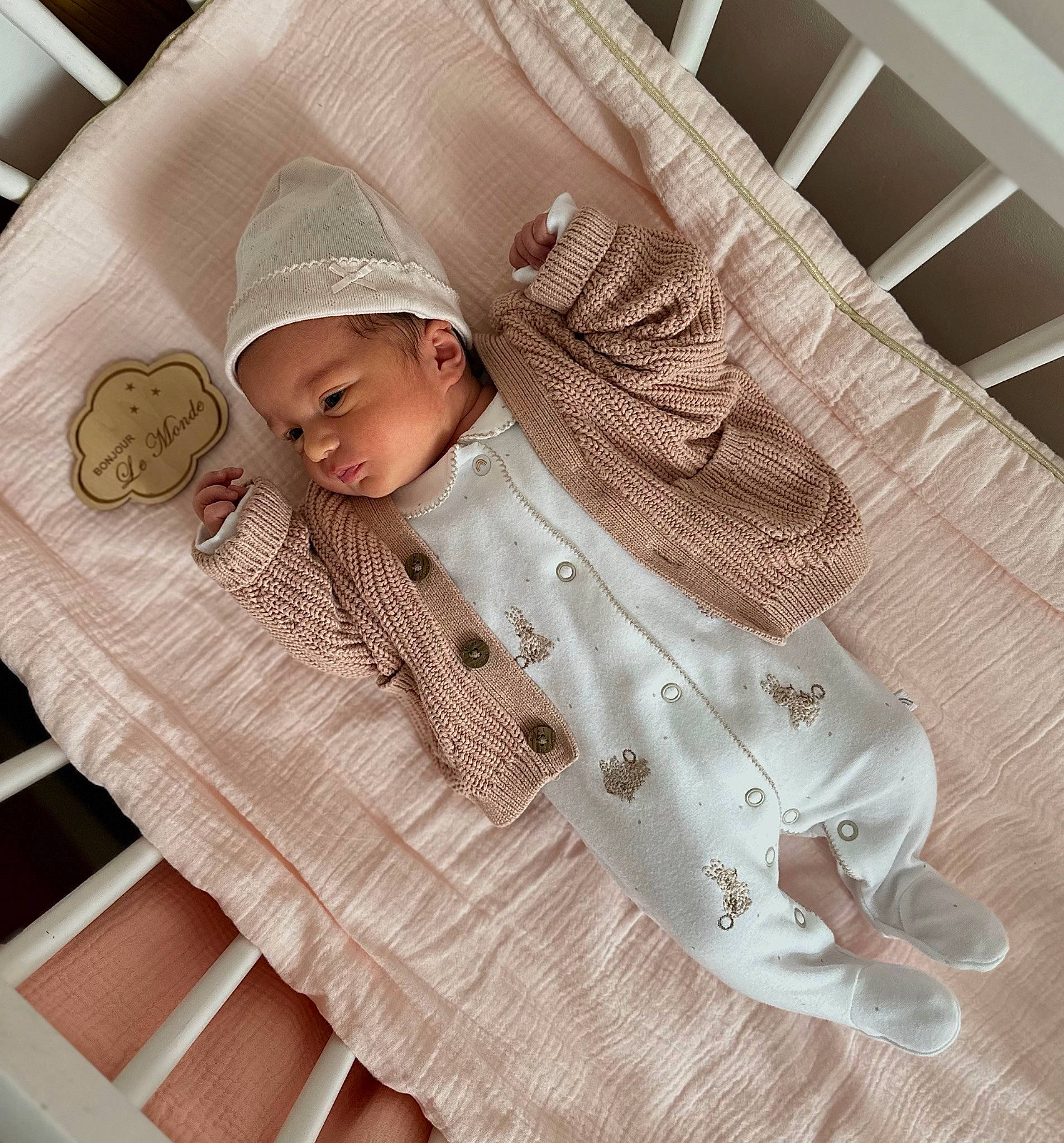 Melissa participe au concours pour gagner de l'argent avec cette photo : baby, baby_products, baby_safety, baby_sleeping, baby_toddler_clothing, bedding, beige, cap, child, collar, comfort, fashion_accessory, hat, infant_bed, linens, metal, pattern, person, sleeve, textile