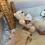 Messon a rejoint le concours — aidez-le/la à gagner de superbes lots ! baby, teddy_bear, blanket, stuffed_toy, baby_hat, pacifier_clip, soft_toy, nursery, sleeping, infant, baby_clothing, plush, wooden_toy, baby_accessory, comfort, cute, child, resting, fabric, home