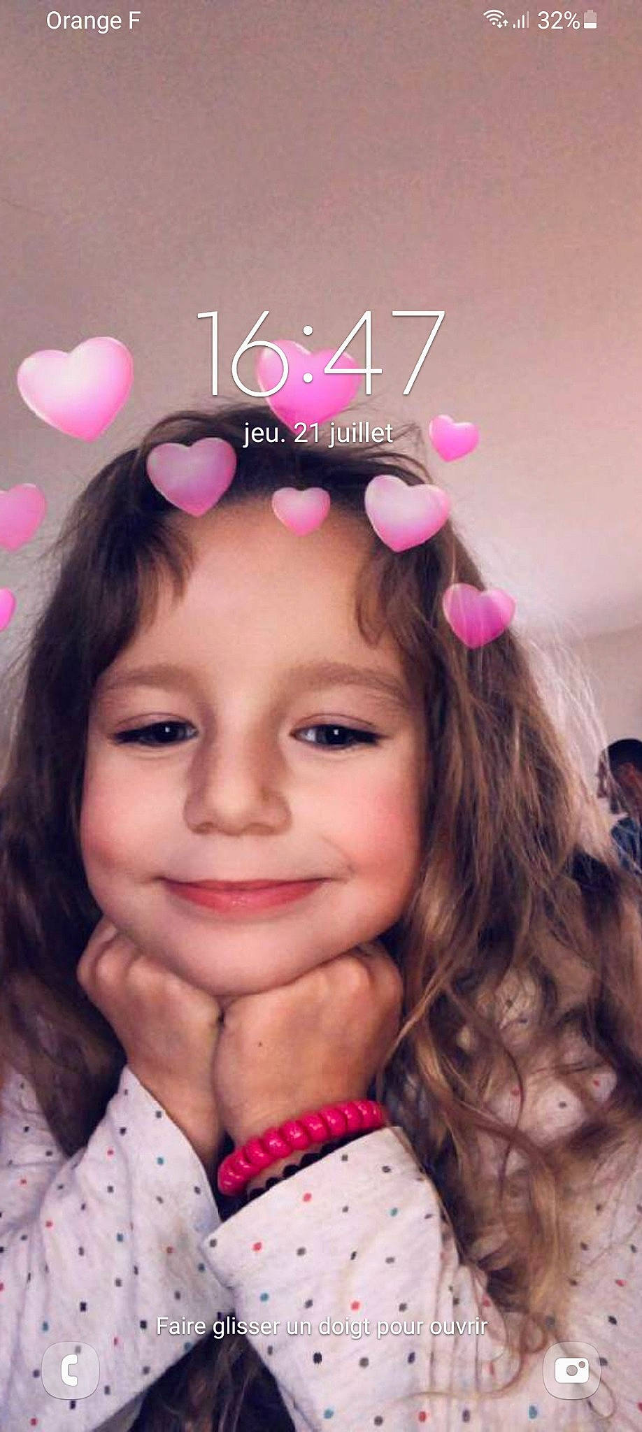 Maëlys participe au concours pour gagner de l'argent avec cette photo : cheek, child, ear, event, eyebrow, eyelash, facial_expression, fashion_accessory, hairstyle, happy, joy, lip, magenta, party_supply, pattern, person, pink, purple, skin, smile