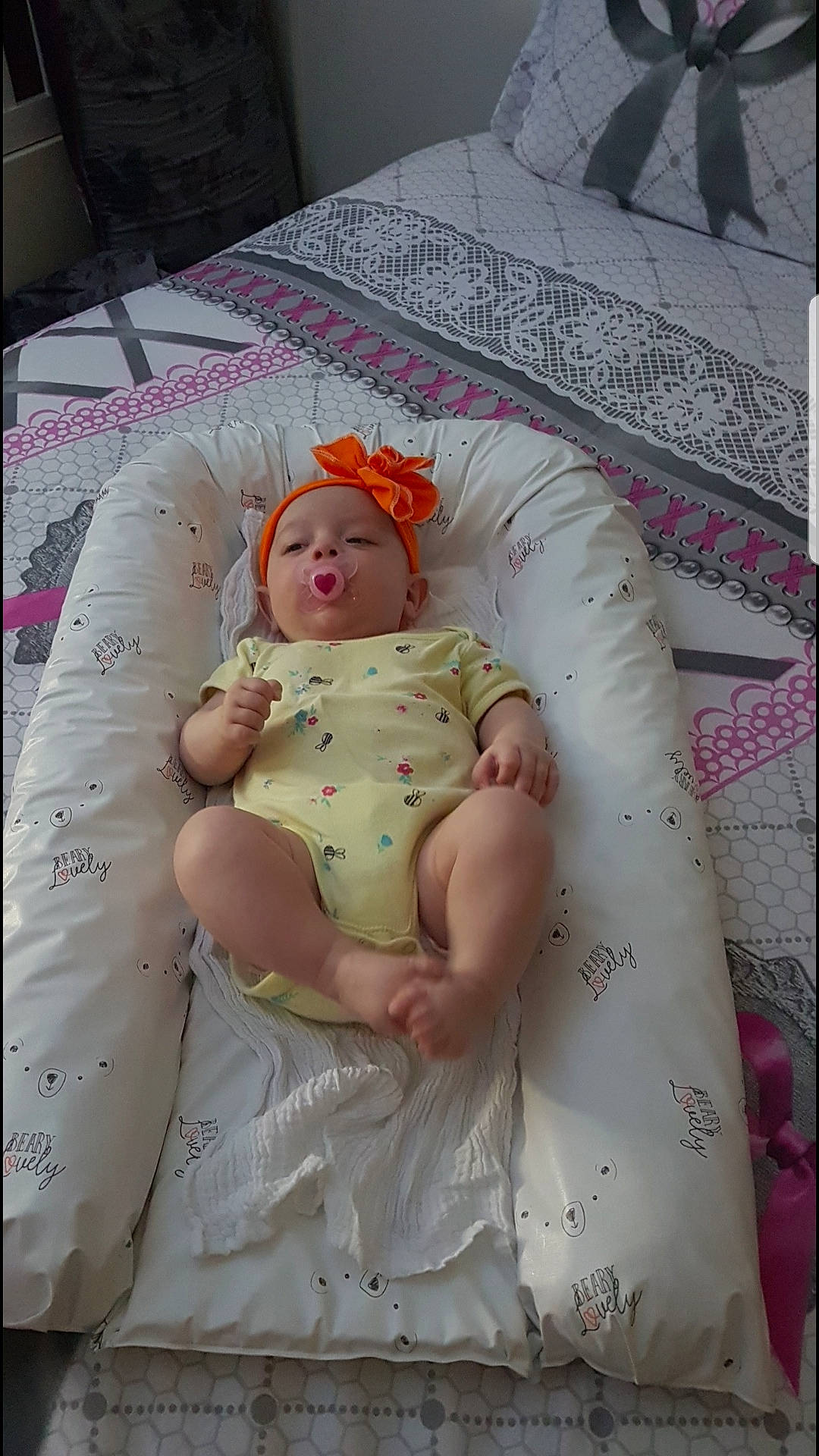 Madison participe au concours pour gagner de l'argent avec cette photo : baby, baby_products, bed, bedtime, child, furniture, headwear, infant_bed, person, product, textile