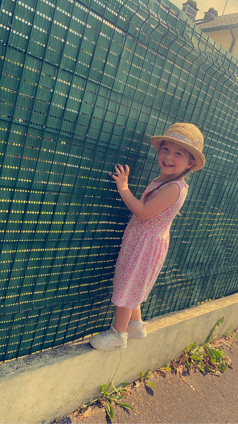 Evana a rejoint le concours — aidez-le/la à gagner de superbes lots ! blond, child, dress, fun, grass, hand, happy, hat, headwear, joy, leisure, mesh, net, pattern, people_in_nature, person, plant, sitting, sun_hat, tints_and_shades