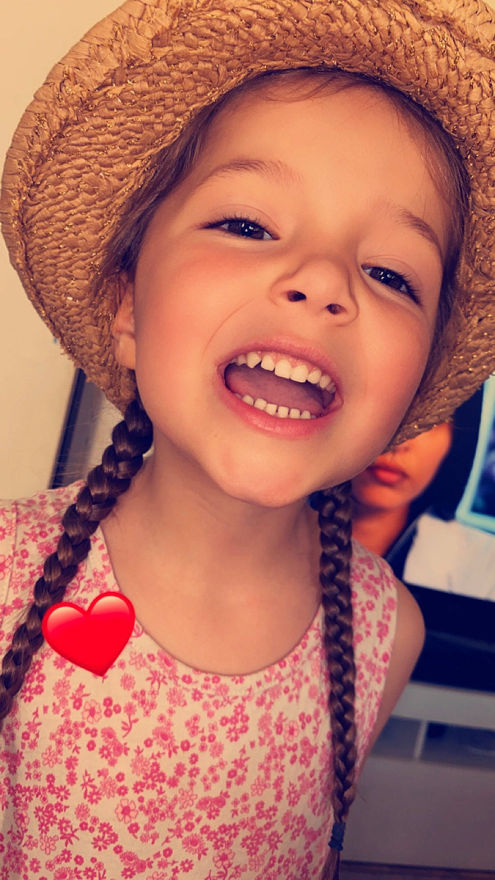 Evana a rejoint le concours — aidez-le/la à gagner de superbes lots ! cheek, chin, eye, eyebrow, eyelash, face, facial_expression, happy, hat, human_body, iris, jaw, joy, lip, mouth, neck, nose, organ, person, skin