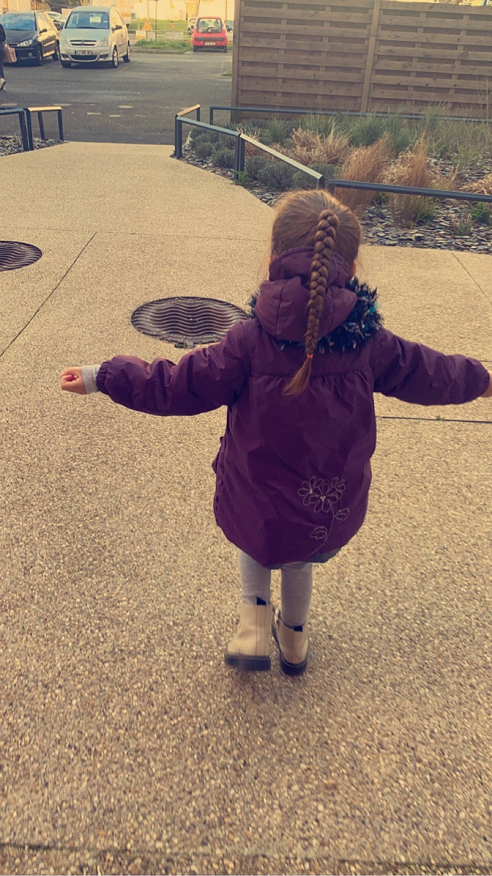 Evana participe au concours pour gagner de l'argent avec cette photo : asphalt, child, flooring, fun, gesture, grass, happy, landscape, leisure, pattern, people_in_nature, person, play, road, road_surface, sand, shadow, sitting, soil, tints_and_shades