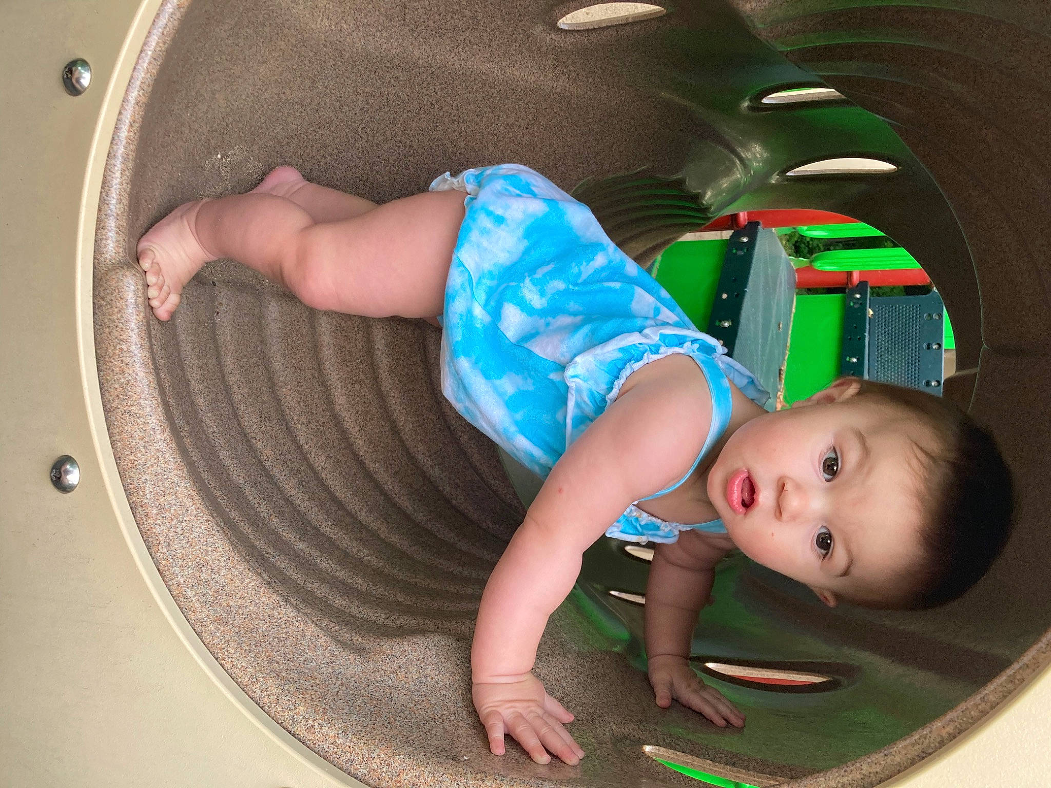 Brianna participe au concours pour gagner de l'argent avec cette photo : auto_part, automotive_tire, automotive_wheel_system, baby, baby_products, baby_toddler_clothing, child, circle, comfort, crawling, electric_blue, flash_photography, flooring, fun, organ, person, play, sitting, surprise, toddler