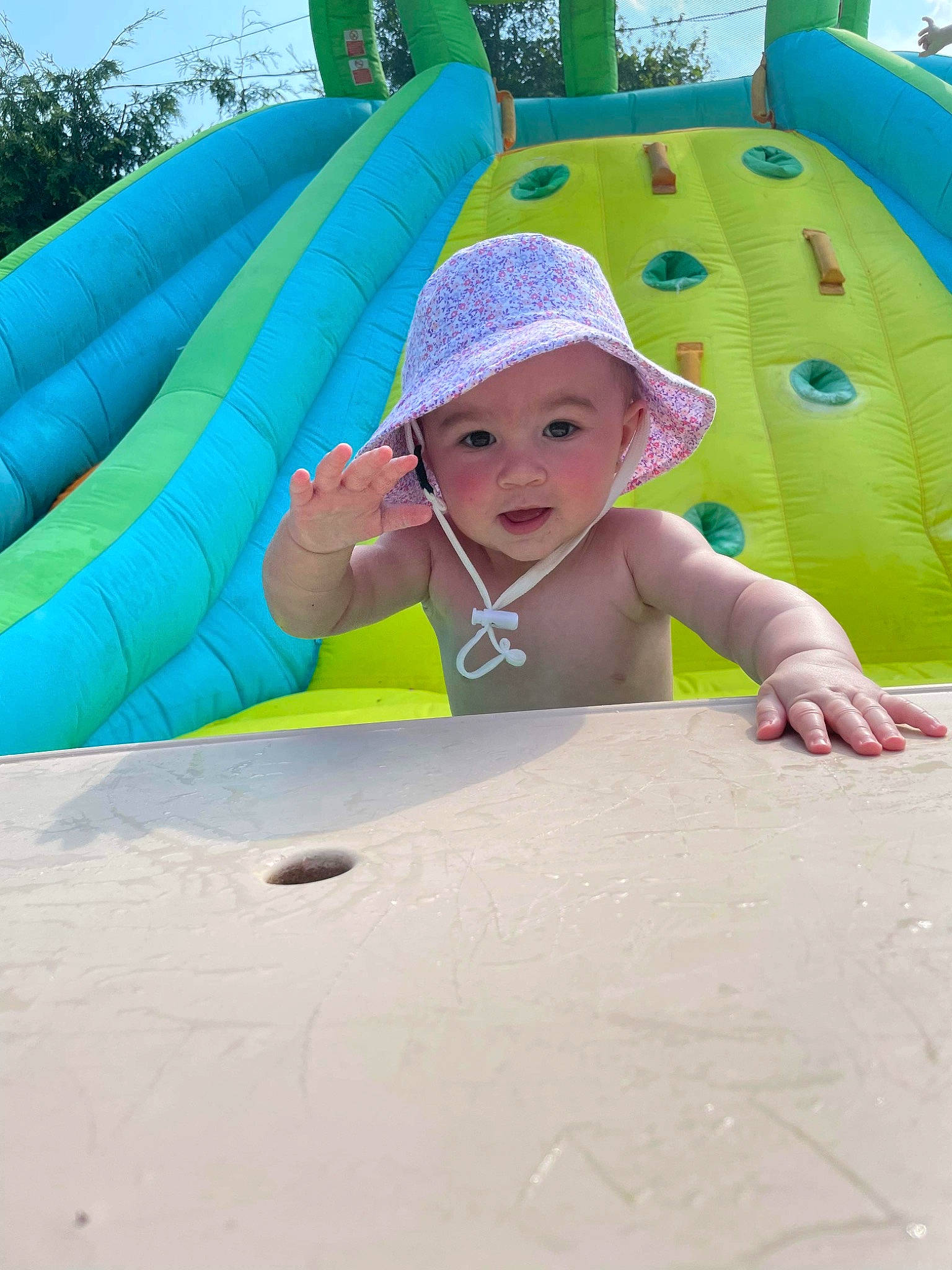 Brianna a rejoint le concours — aidez-le/la à gagner de superbes lots ! baby, baby_products, baby_toddler_clothing, child, comfort, fun, grass, headwear, inflatable, leisure, linens, outdoor_play_equipment, person, plant, play, playground, recreation, sitting, smile, toddler