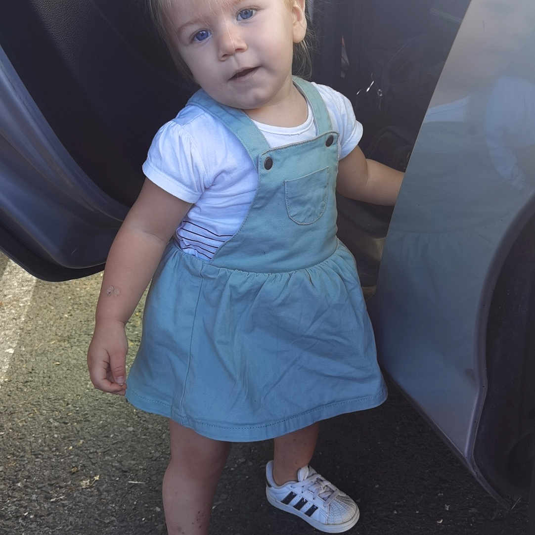 Ayleen a rejoint le concours — aidez-le/la à gagner de superbes lots ! alloywheel, car, carwheel, child, clothing, face, female, footwear, girl, head, machine, person, photography, portrait, shoe, skirt, sneaker, spoke, tire, transportation