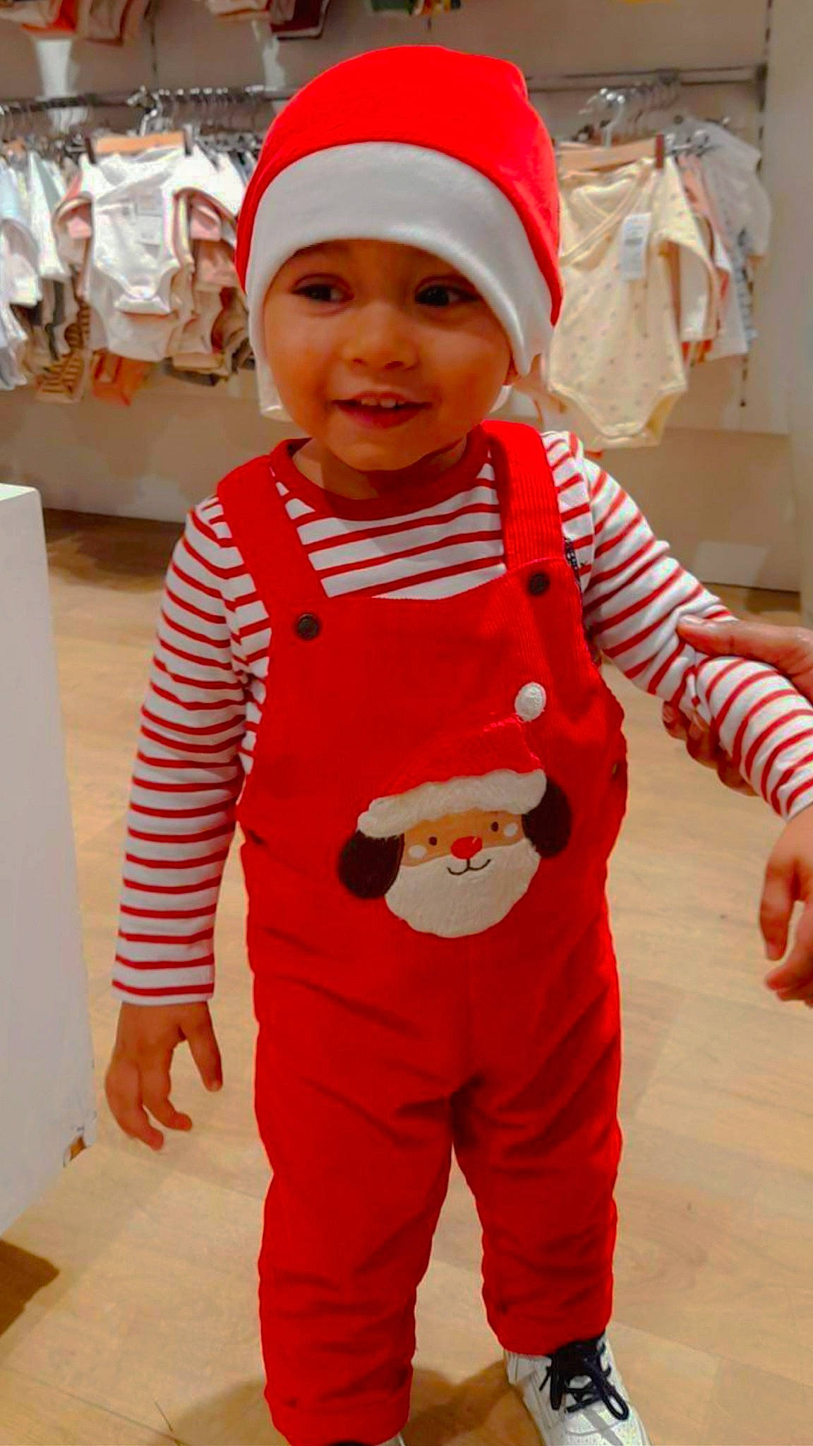 Younes participe au concours pour gagner de l'argent avec cette photo : baby, baby_toddler_clothing, cap, carmine, child, costume, event, facial_expression, fictional_character, flooring, fun, gesture, happy, headwear, joy, person, red, skin, sleeve, smile