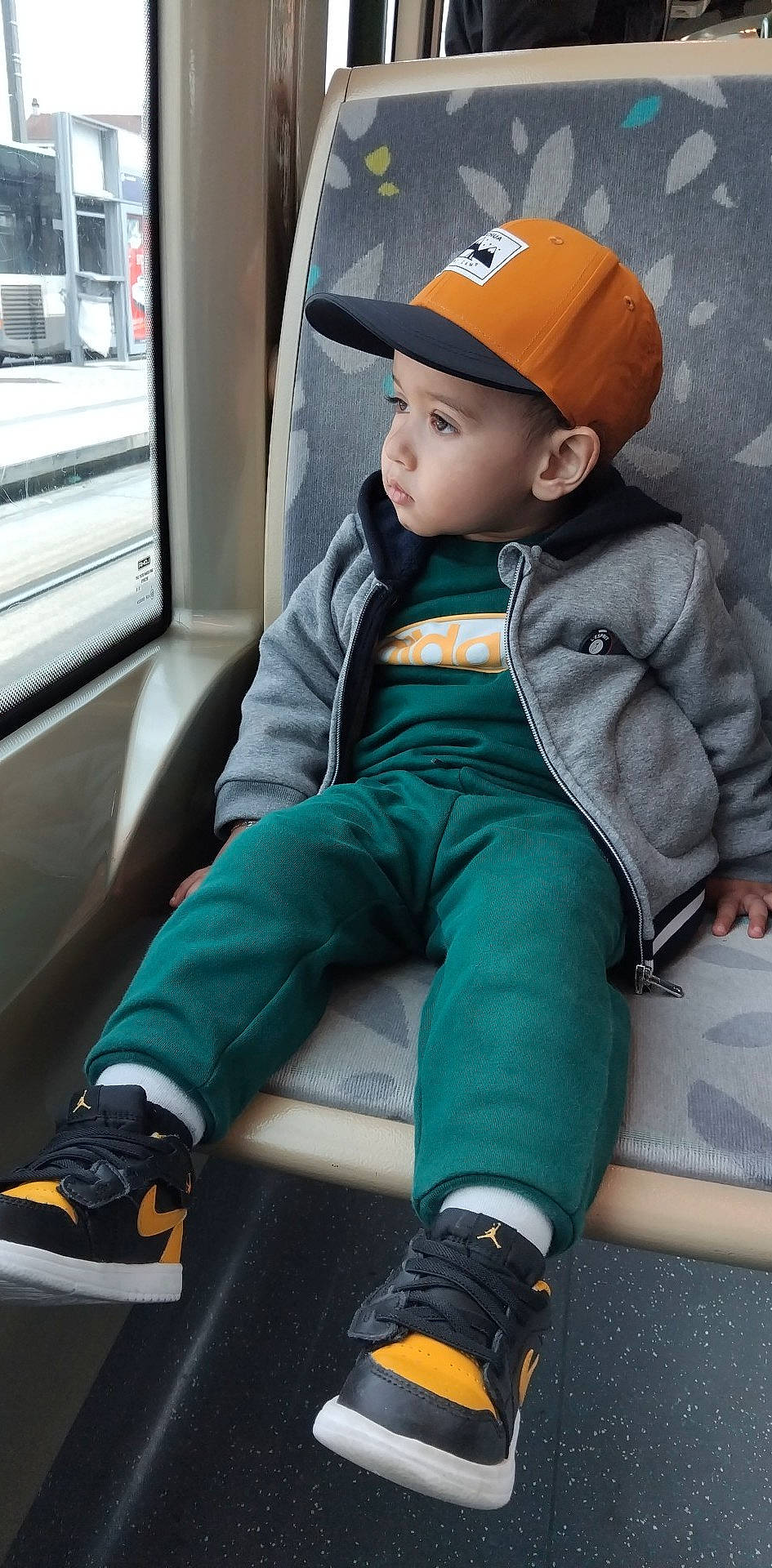 Younes participe au concours pour gagner de l'argent avec cette photo : baby_toddler_clothing, baseball_cap, cap, child, comfort, cool, electric_blue, face, fashion_accessory, headwear, human_leg, knee, person, photograph, shoe, sitting, snapshot, sneakers, thigh, toddler