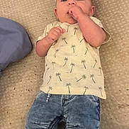 Sidjil a rejoint le concours — aidez-le/la à gagner de superbes lots ! baby, infant, child, clothing, shirt, jeans, socks, hand, face, lying_down, pacifier, pattern, fabric, texture, floor, cute, calm, indoor, person, small