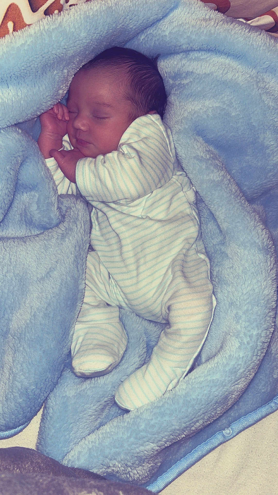 Kassim participe au concours pour gagner de l'argent avec cette photo : baby, blanket, blue, child, clothing, cozy, cute, face, indoors, infant, lying_down, newborn, pajamas, peaceful, portrait, resting, sleeping, soft, toddler, warm