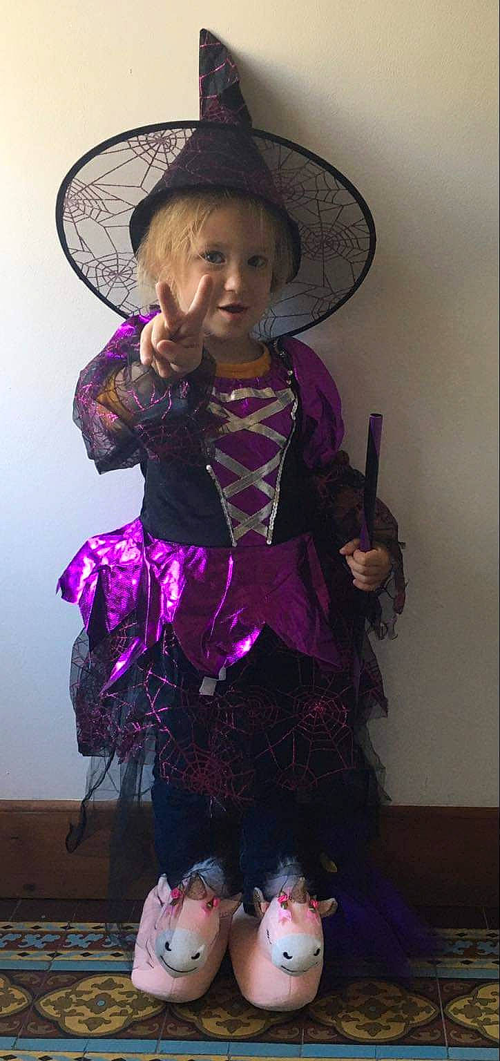 Lina a rejoint le concours — aidez-le/la à gagner de superbes lots ! baby_toddler_clothing, costume_design, costume_hat, cowboy_hat, event, fashion_accessory, fashion_design, fun, hat, magenta, pattern, person, personal_protective_equipment, pink, purple, sleeve, sombrero, sun_hat, toddler, victorian_fashion