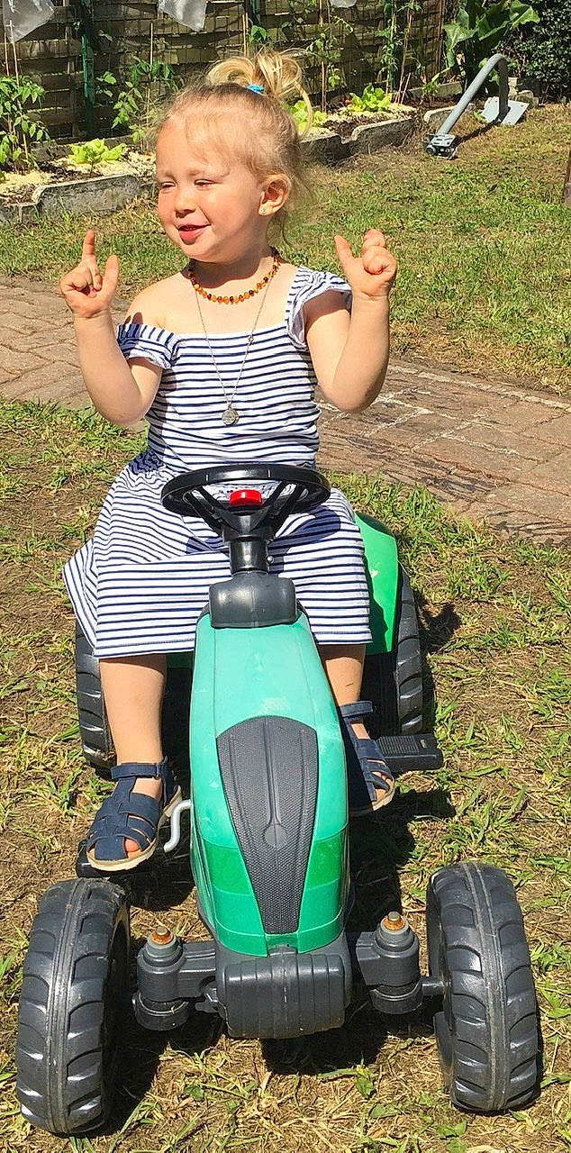 Lina a rejoint le concours — aidez-le/la à gagner de superbes lots ! automotive_design, automotive_lighting, automotive_tire, bag, fender, grass, green, human_body, leg, light, motor_vehicle, person, photograph, rim, shoe, sneakers, thigh, tire, vehicle, wheel